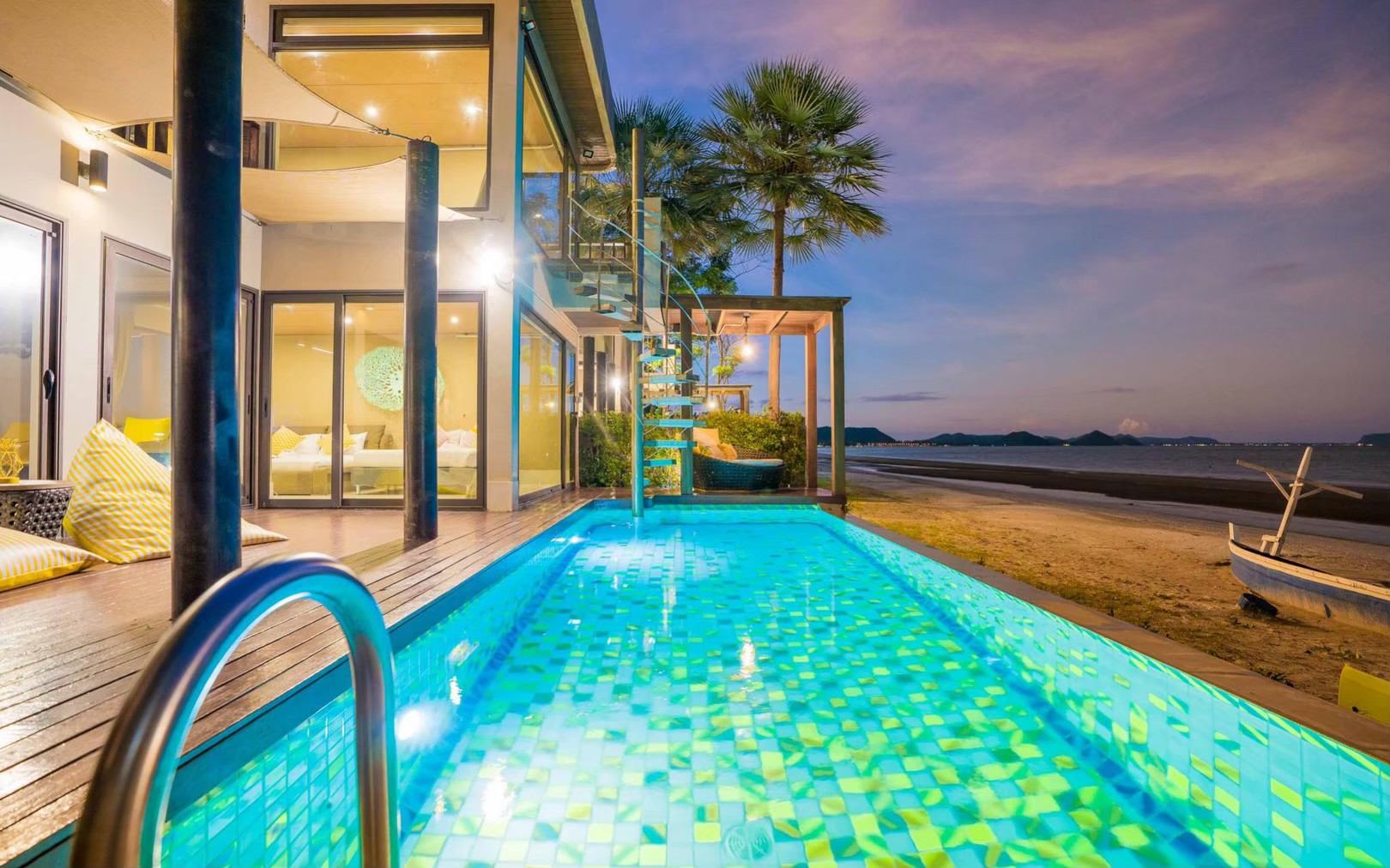 HR15064 บ้านพักติดทะเล The Ocean Beach Villa, Sam Roi Yod.