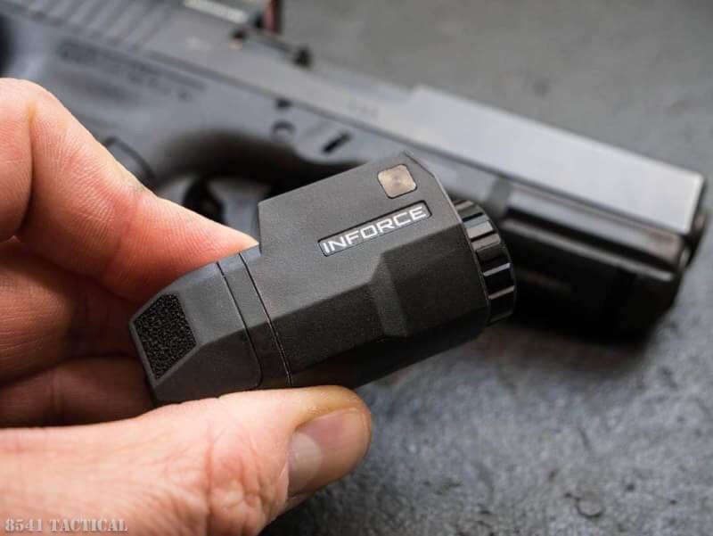 New.INFORCE APLC Made in USA ไฟฉายจิ๋วเเต่เเจ๋ว เกิดมาเพื่อปืนคอมเเพค -ให้ความสว่าง 200 lumens ที่เวลา 1.5 ชั่วโมง - โดยใช้ถ่าน CR2 ขนาด 3V เพียง 1 ก้อน - น้ำหนักเบามากเพียง 53.2 กรัม บางเพียง 3 ซม. เหมาะกับการพกซ่อนได้แนบลำตัวและความยาวเพียง 6.2 ซม. - มี