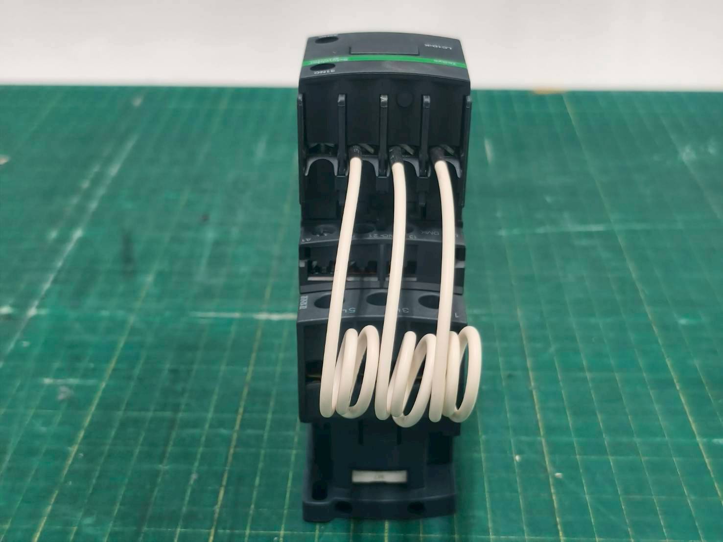 LC1DMKM7 คอนแทคเตอร์สำหรับคาปาซิเตอร์ SCHNEIDER Capacitor contactor LC1D09M7 coil 220VAC 25kVAR at 400/415V