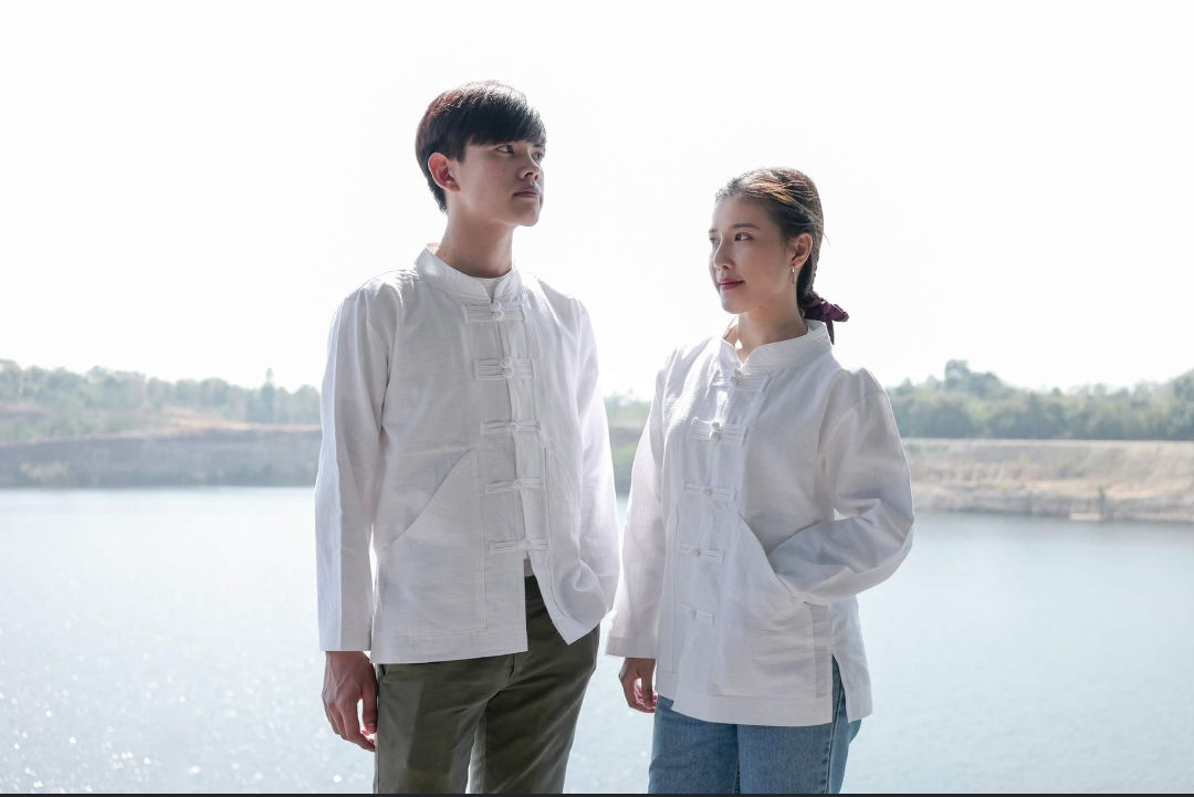 เสื้อผ้าไทยชายผ้าพื้นเมืองผู้ว่าสีขาว เสื้อผ้าฝ้ายชายแต่งปักผ้าด้นมือ เสื้อผ้าฝ้ายซินมัยชายม้อฮ่อม ขาว M42