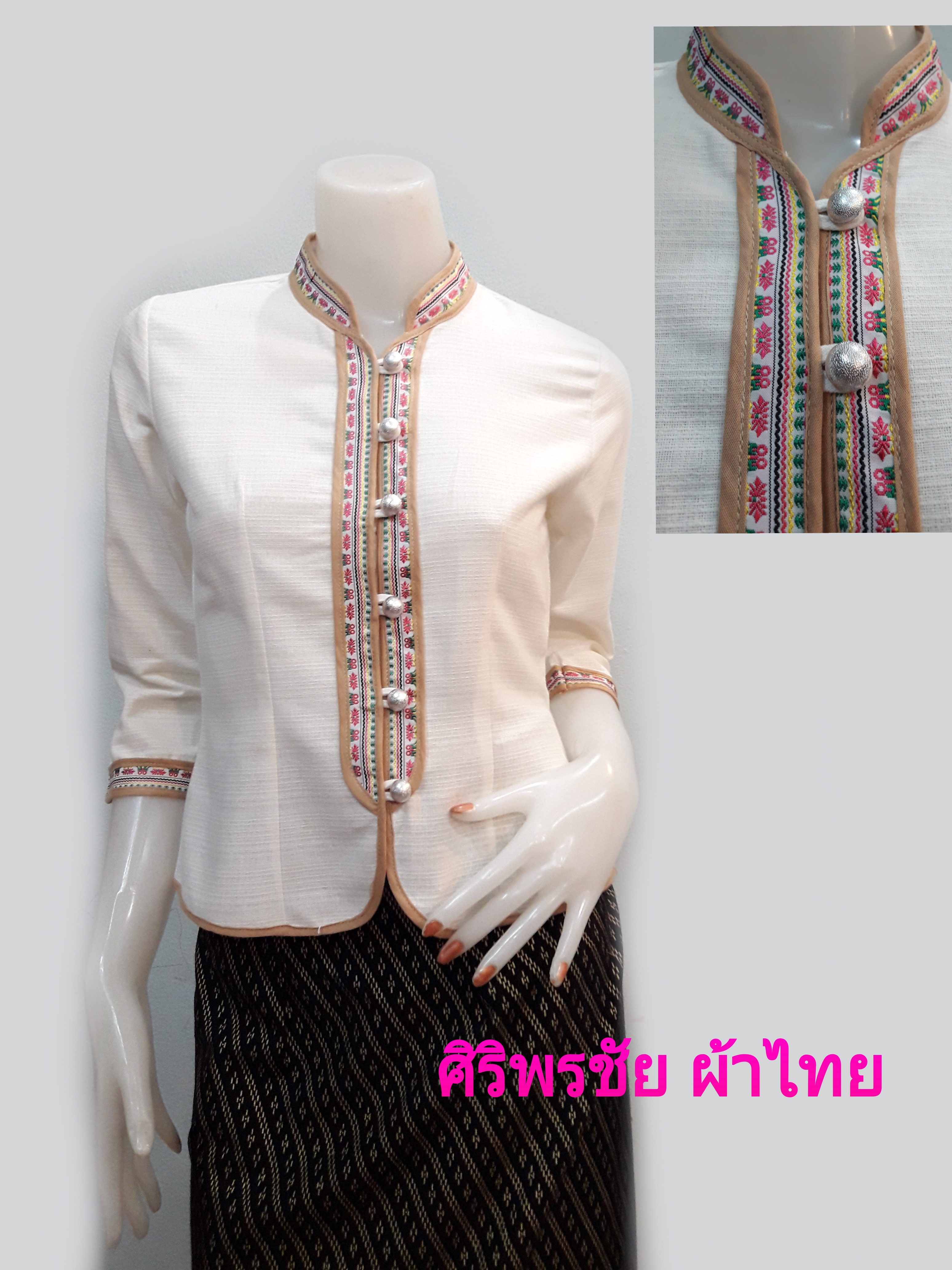เสื้อผ้าไทยแขนสามส่วนสีขาว เสื้อผ้าฝ้ายสวยๆสีขาวเดินเทปคู่ เสื้อทำงานผ้าไทยแขนสามส่วน เสื้อผ้าฝ้ายคอจีนสีขาว