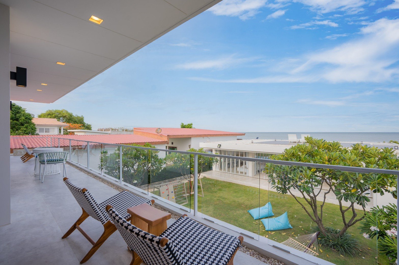 HR15049 บ้านพักติดทะเล The Breezy Beach Pool Villa Cha Am