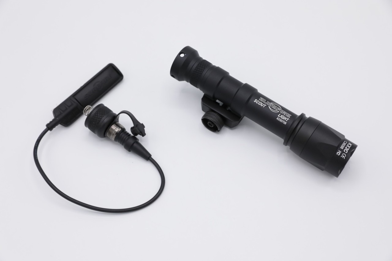 ไฟฉายติดปืน ยี่ห้อ Surefire รุ่น M600 ขนาด : กว้าง 31mm. ยาว 140mm. น้ำหนัก : 107 กรัม คุณสมบัติ : #ทนแรงรีคอยได้ดีเยี่ยม #ระดับความสว่าง 400 Lumen #มาตรฐานกันน้ำระดับ IP7 (กันน้ำลึก1เมตร นาน30นาที) #มาพร้อมหางหนูในชุด ใช้ถ่านขนาดCR123Aจำนวน2ก้อน (ใส่จากด