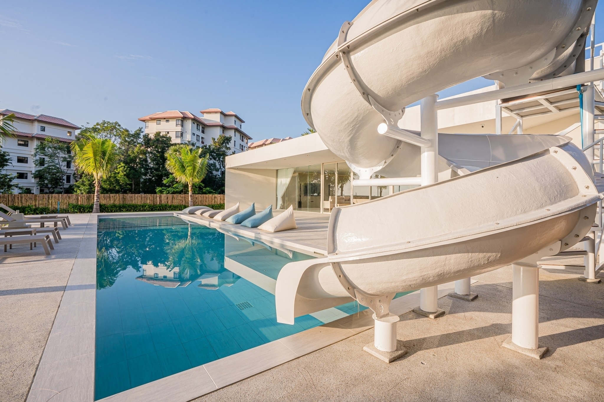 HR15083 บ้านพักติดทะเลหัวหิน The Rest Beachfront Hua Hin Pool Villa