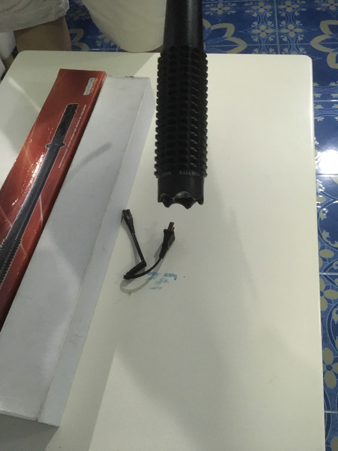 New.: กระบองหนามช็อดไฟฟ้า รุ่น1168 TYPES Details : กระบองช็อดเหล็กไฟฟ้า กำลังไฟช็อดสูง 300,000 โวลล์ สำหรับงาน รปภ.กำลังไฟช็อต1168TYPES เขี้ยวช็อตแบบ ครึ่งวงกลม 2 จุด อยู่ที่ปลายขอบไฟฉายพร้อมไฟฉายแรงสูงหลอด Super LED 1 ดวงระบบไฟ 3 ฟังชั่นปุ่มสวิทช์แบบกดที