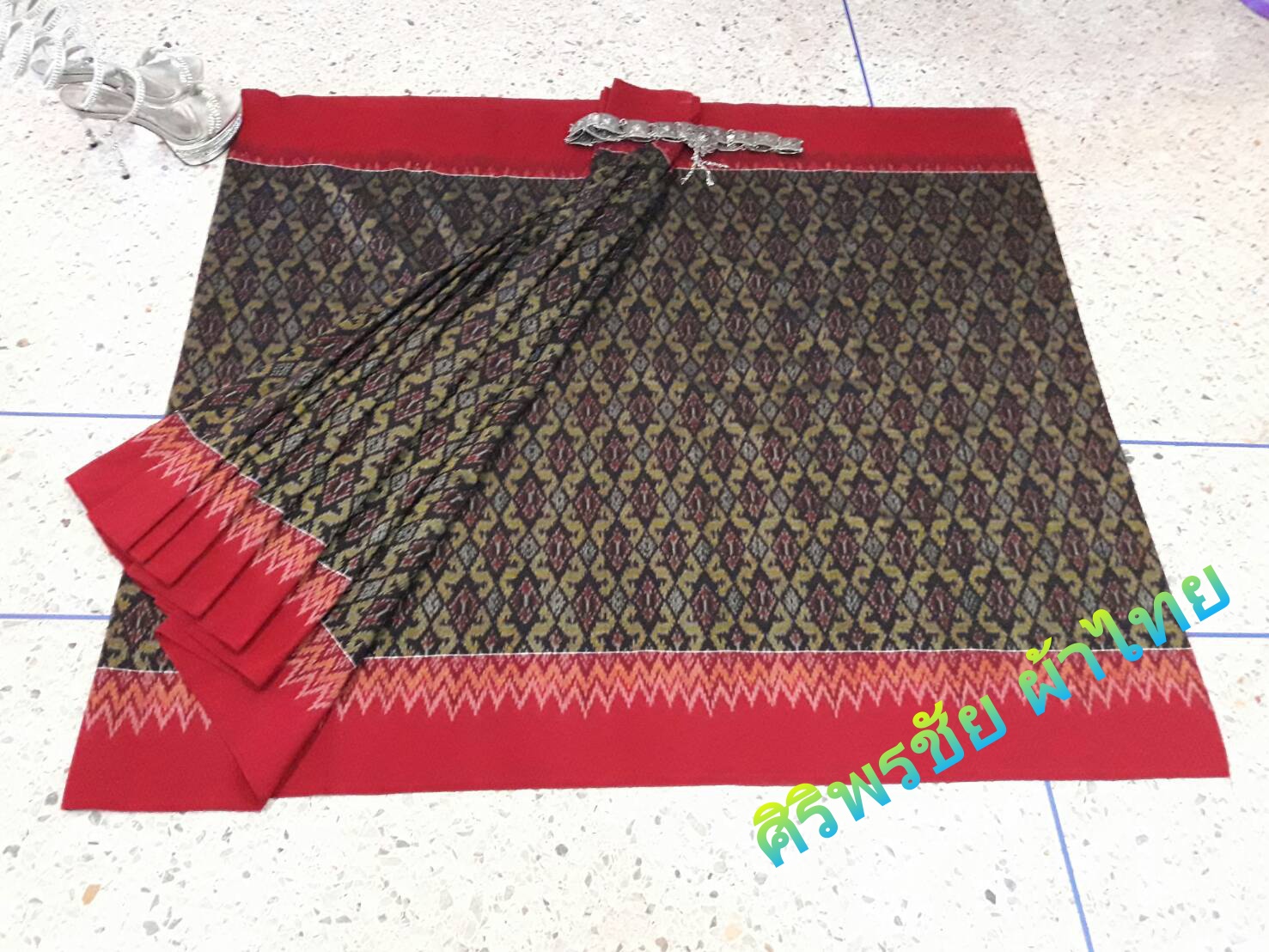 ผ้าซิ่นมัดหมี่ตีนแดง ผ้าซิ่นตีนแดง ผ้าถุงฝ้ายมัดหมี่ตีนแดง ผ้าทอพื้นเมืองบุรีรัมย์ ลายขอนาคเล็ก อัปสรา 2 เมตร