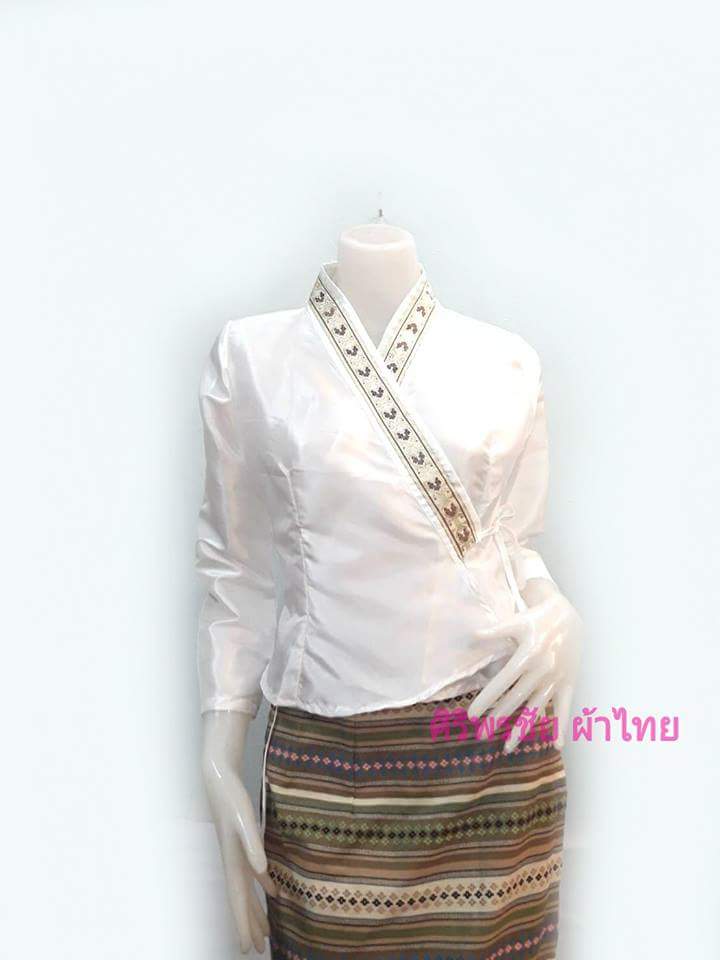 ชุดผ้าไทยพื้นเมืองสไตน์เจ้านางสีขาว#ชุดเซตผ้าไหมจีนสีขาว #เสื้อทำงานผ้าไทยสีขาวปักกุ้นป้ายผูก ขาว L