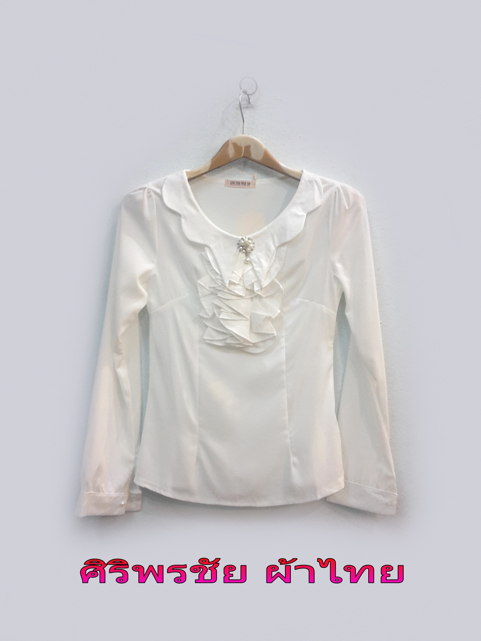 เสื้อทำงานชีฟองเกาหลีคอกลมปาดแต่งระบายเป็นพู่พร้อมเข็มกลัด เสื้อชีฟองสีขาวแขนยาวเกาหลีสวยพร้อมส่ง