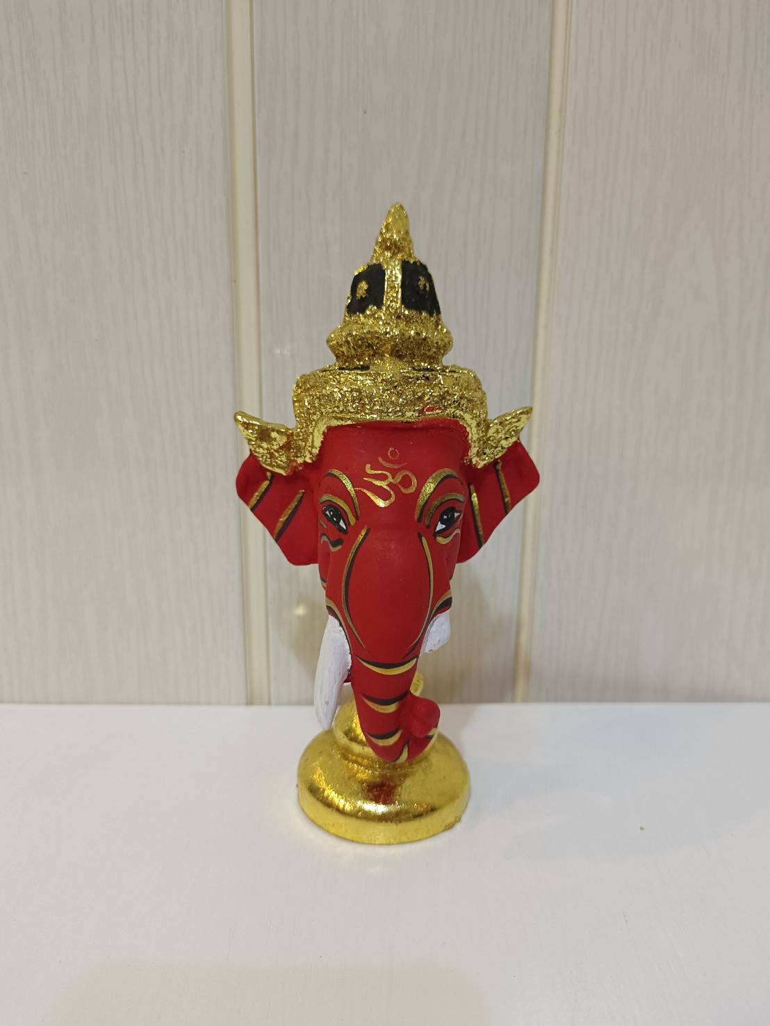 พระพิฆเนศ ขนาดจิ๋ว ขนาดตั้งหน้ารถ พร้อมฐานปิดทอง (สีแดง)