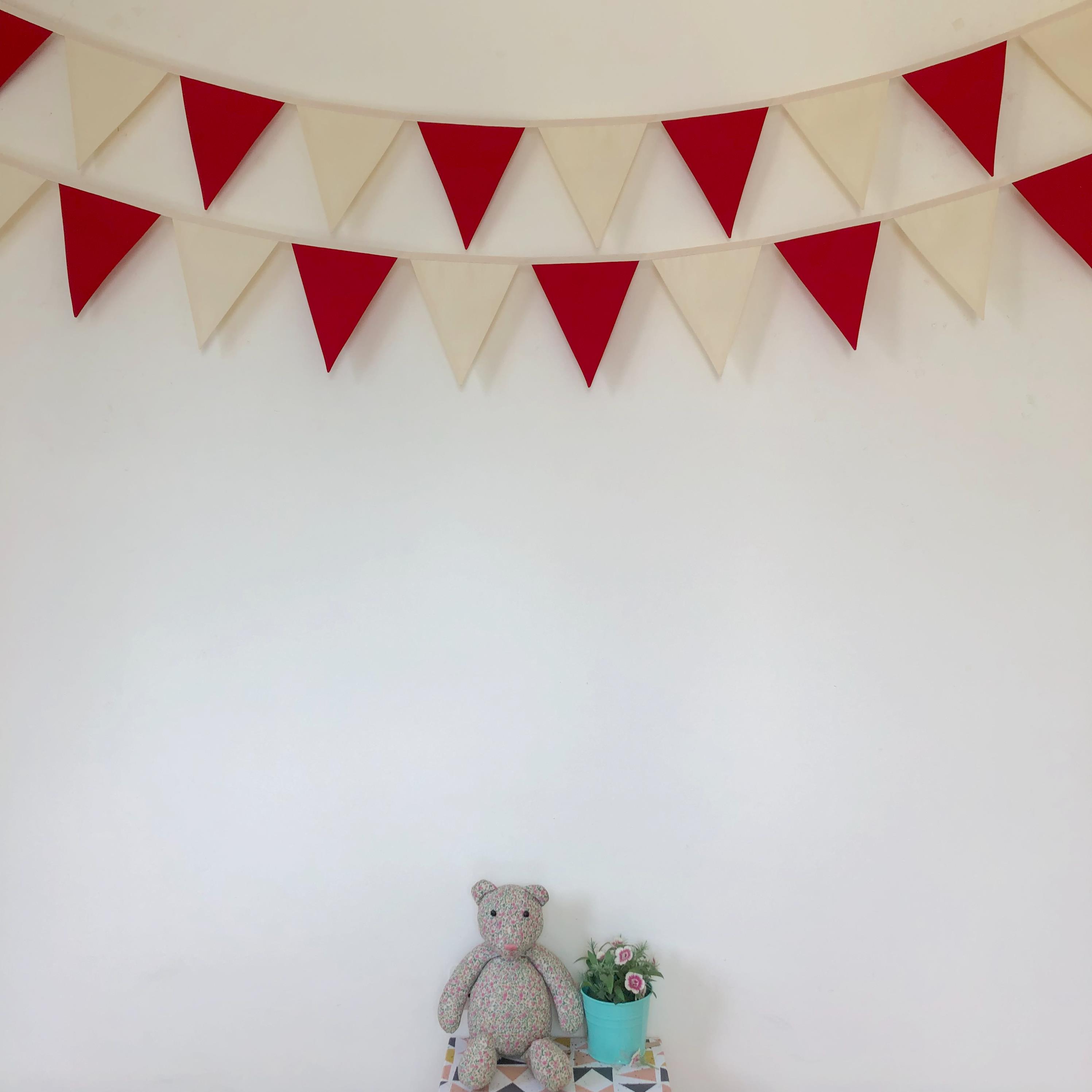 ธงผ้าโทนสีแดงครีม