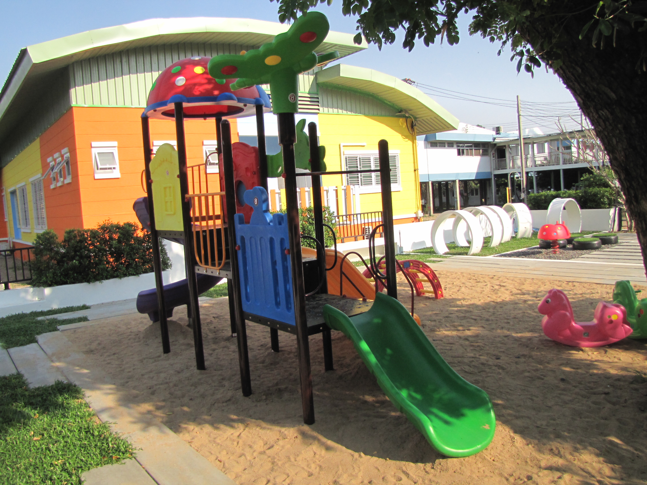 เครื่องเล่นสนามเต่าทอง