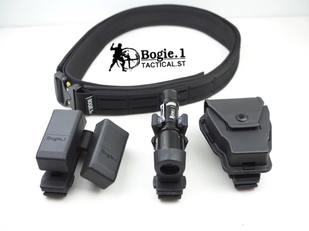 New.Bogie1 ซองกุญแจมือโพลิเมอร์ รุ่น 360 ปรับหมุนได้ 360 องศา มีฝาปิดซองกุญแจมือ สามารถถอกออกได้ ใส่กุญแจมือได้ทั้งแบบโซ่ และ บานพับ มีตัวล็อคภายในทำให้กุญแจมือเเน่น ไม่หล่นง่าย แม้ขณะวิ่ง แยกชิ้นส่วนได้