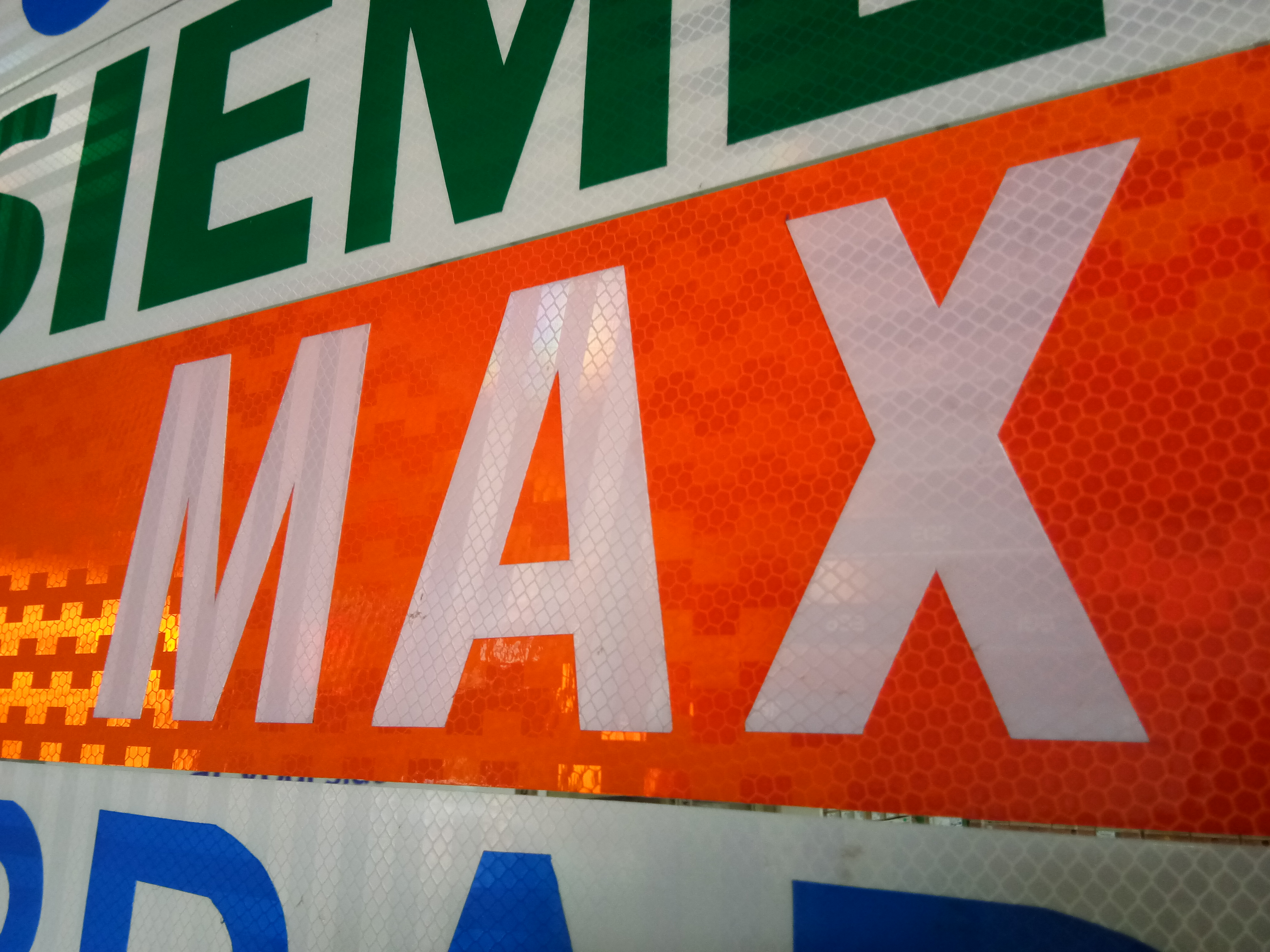 รับตัดสติ๊กเกอร์ 3M สูงสุด 48 นิ้ว ไม่ต้องต่อ ป้ายสติ๊กเกอร์