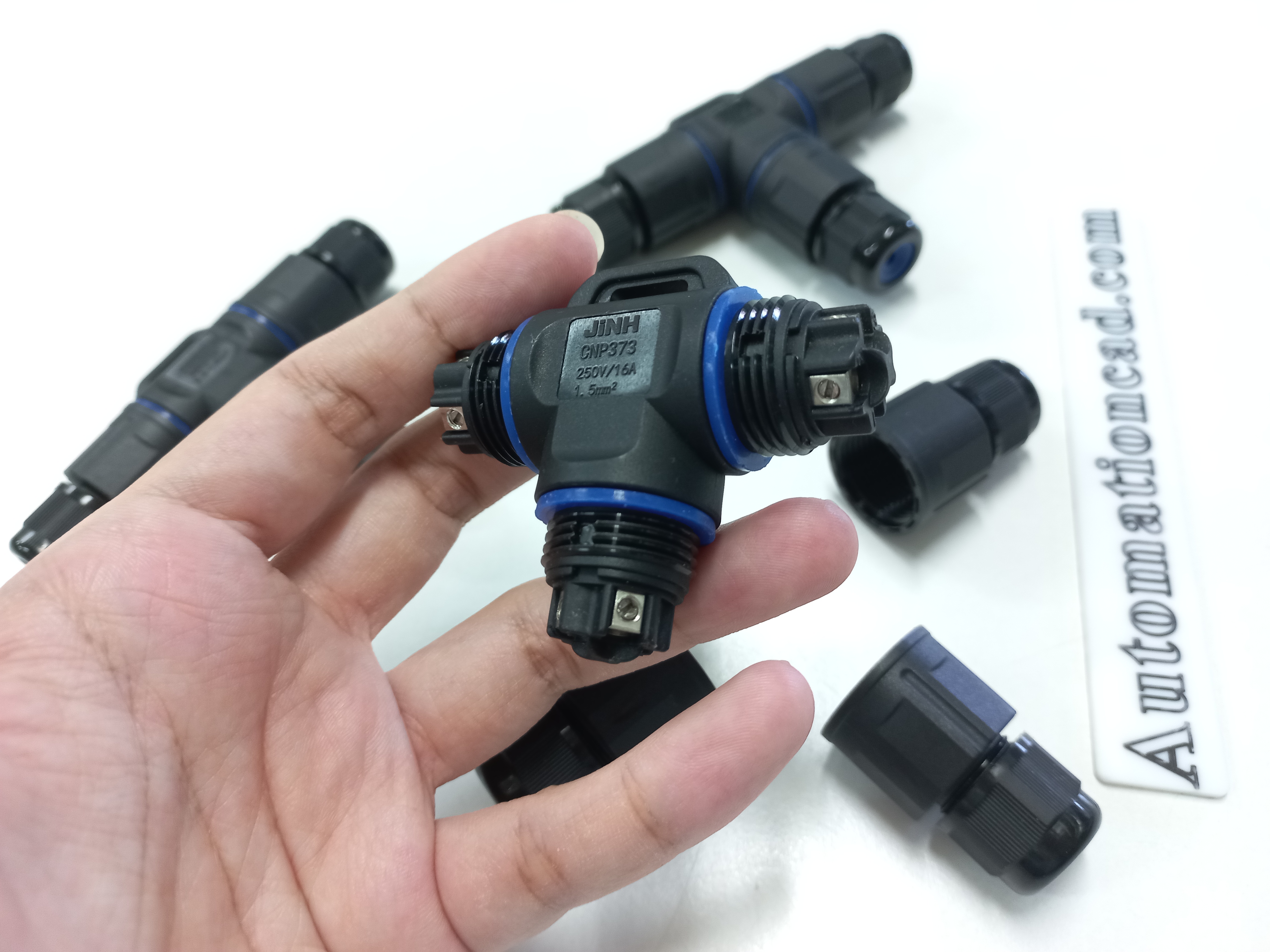 ข้อต่อสายไฟกันน้ำ แบบตัว T ใช้กับสายไฟฟ้า เบอร์ 0.3 ถึง 1.5 mm² 4 เส้น แบบขันน็อต