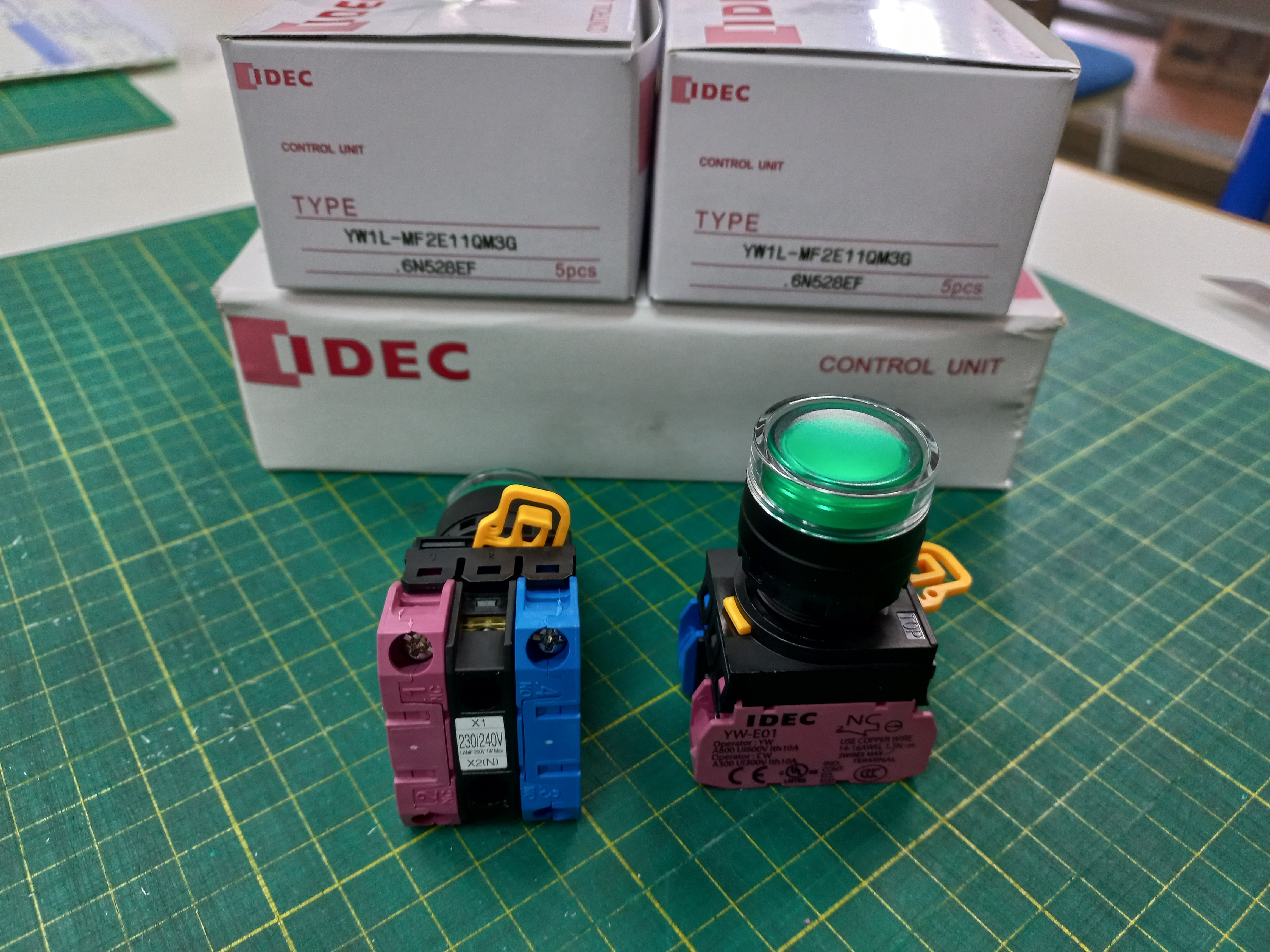 ปุ่มกดมีแลมป์ LED สีเขียว Push Button Switch 1NO-NC รู 22 mm ไฟ 230/240V AC/DC