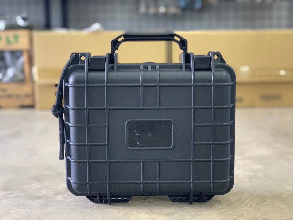 กล่องใส่ปืนสั้น Pistol Case ผลิตจาก พลาสติก ABS คุณภาพ แข็งแรง ทนทาน ภายในเป็งฟองน้ำรังไข่ กันกระแทกได้ดี ไม่ทำให้ปืนเป็นรอย คลิปล็อคแน่นหนา แข็งแรงมาก ใส่ได้ทั้งปืนจริง และปืนบีบีกัน ขนาดภายใน: สูง 18ซม. ยาว24ซม. มุมทะแยง29ซม. ขนาดภายนอก: สูง 24ซม. ยาว 2