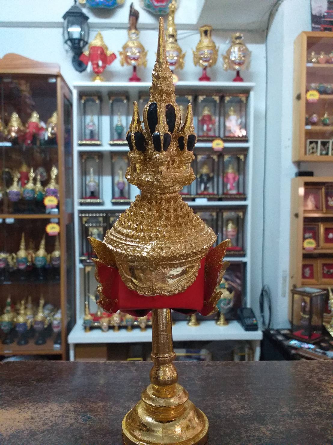 ครุฑ (สีแดง) ขนาดกลาง เรซิ่นปิดทอง พร้อมฐานปิดทอง