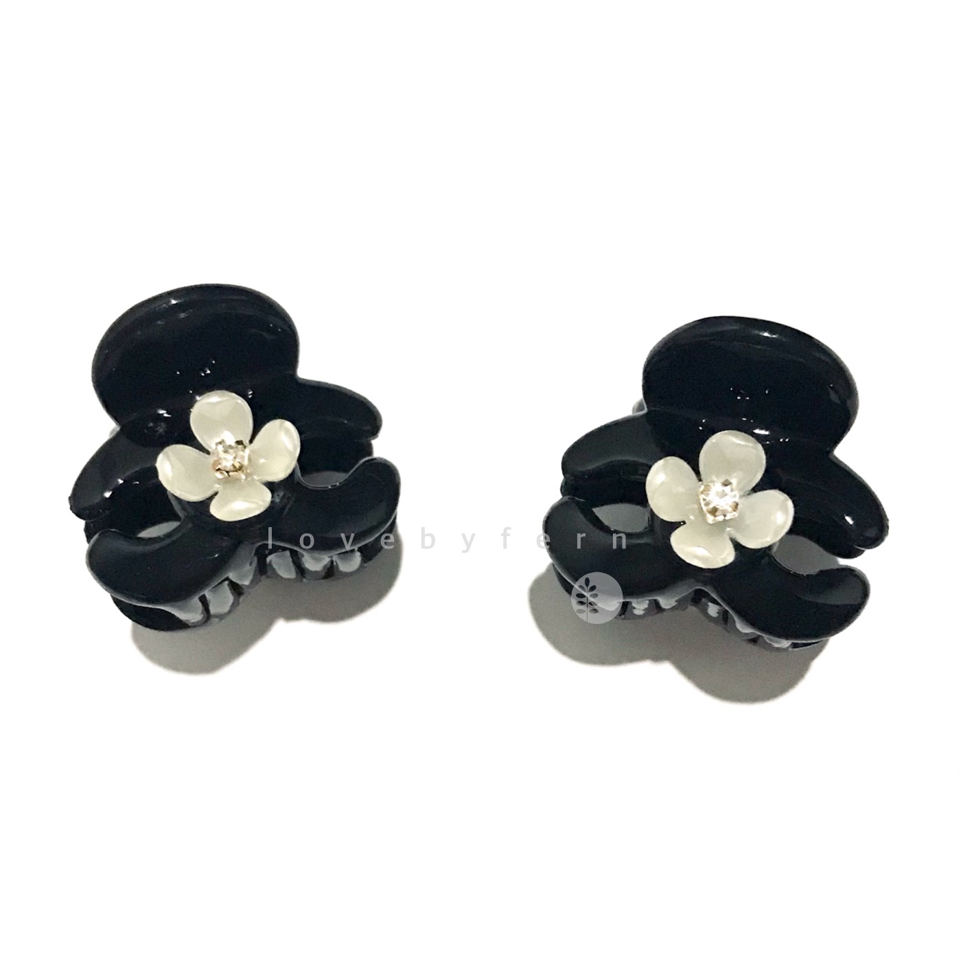 กิ๊บหนีบคู่เล็กตัว C ไขว้-สีดำ ประดับดอกไม้มุกเกสรเพชร *ราคาต่อคู่ สวยน่ารัก หวานดูดี เรียบร้อย สำหรับรวบข้าง ช่อผม ขนาด 2.8 x 2 cm สปริงดี แน่น ไม่กินผม เขี้ยว 2 ชั้น #MadeinKorea