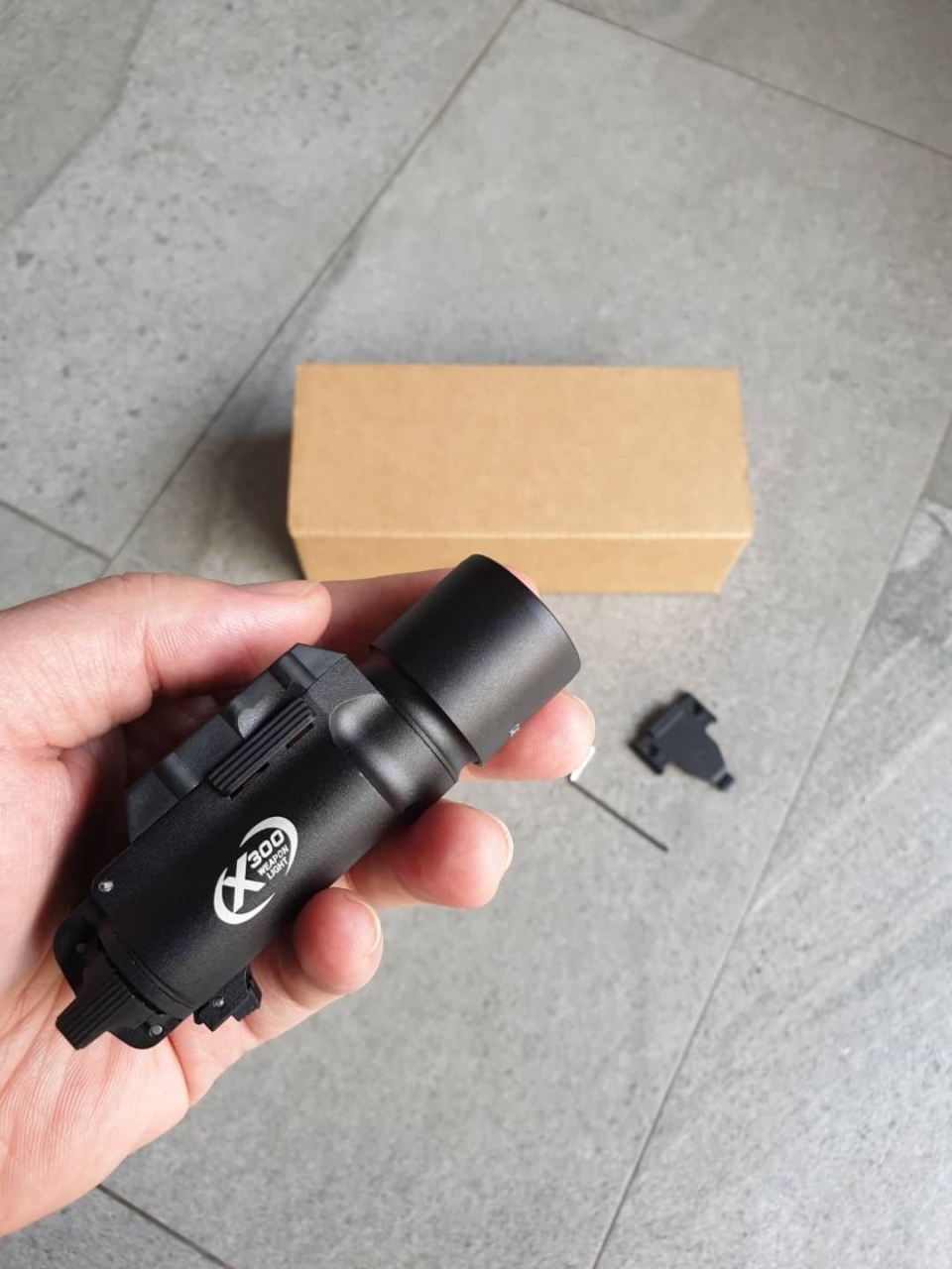 ไฟฉาย SOTAC รุ่น X300 ตัวเรือนผลิตจากอลูมิเนียมเกรดคุณภาพ หลอด LED ความสว่าง 400 lumens 2 functions : momentary / constant Runtime : 1.5 hours. Battery : 2 * CR123A Battery ( ไม่ได้แถมมา ) Dimension : ยาว 9.3 cm. Weight : 68 g. Water Proof : IPX7 Color :