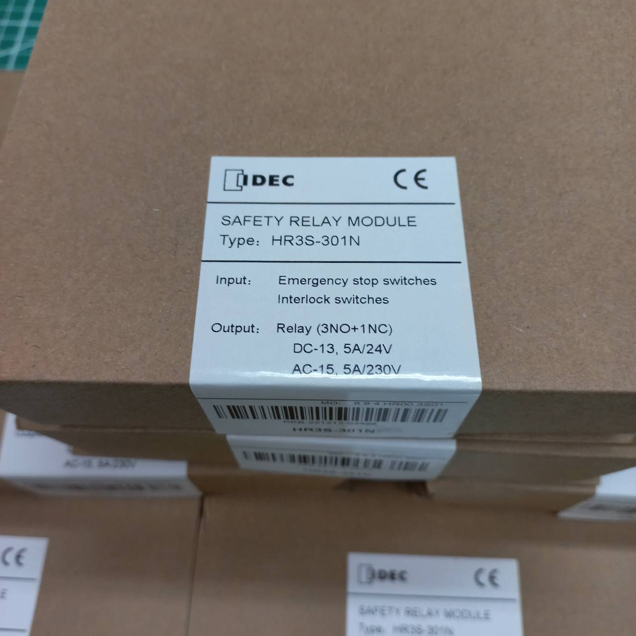 Safety Relay IDEC เซฟตี้รีเลย์ HR3S-301N 24DC/AC