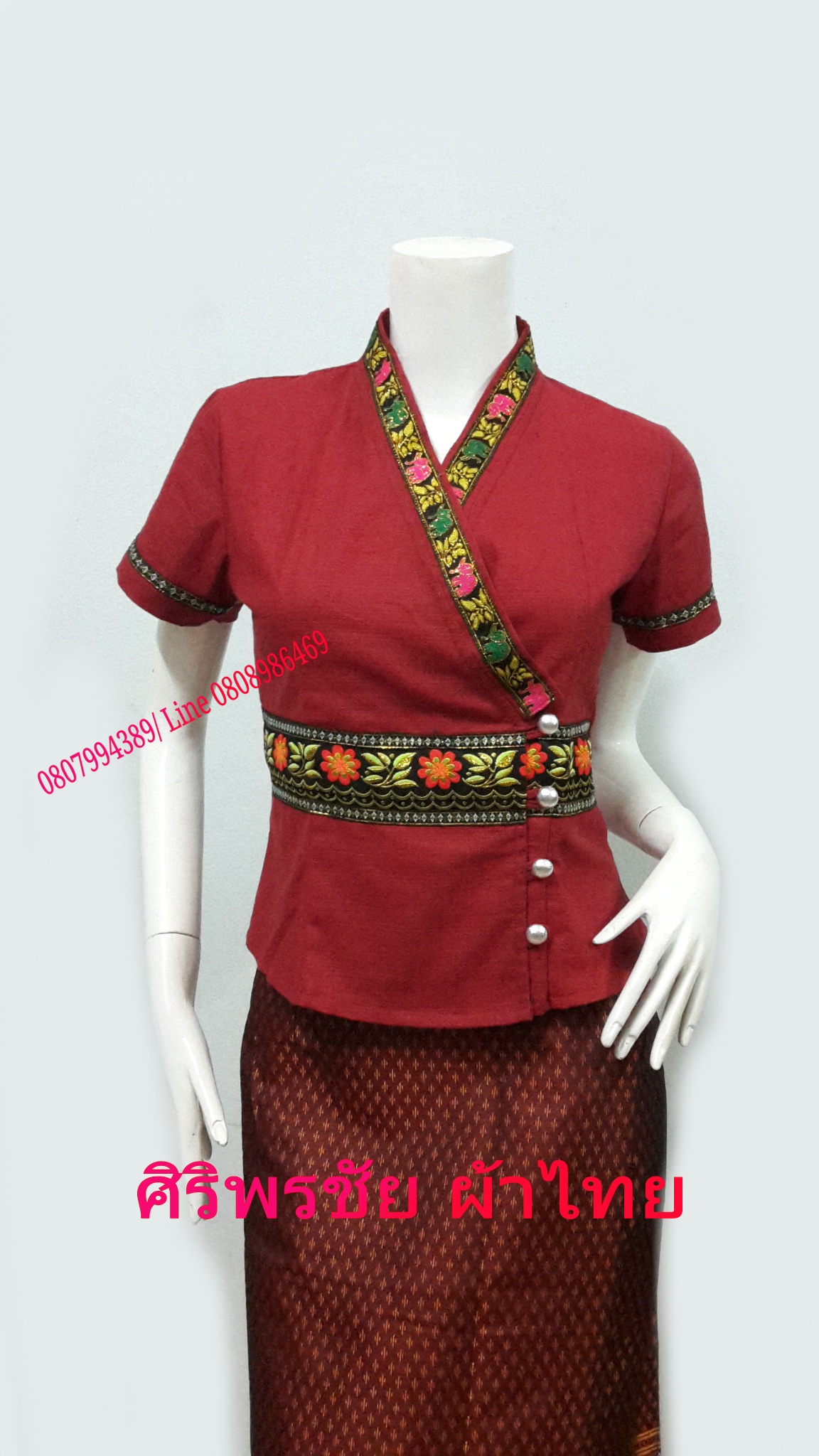 เสื้อผ้าไทยสีแดงเลืดนก เสื้อผ้าฝ้าย เสื้อใส่ผ้าซิ่น เสื้อผ้าฝ้ายสีแดงเลือดนกแต่งผ้าขลิบเงิน กระดุมโลหะ