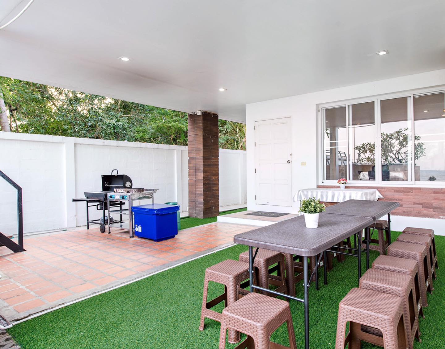 HR15072 บ้านพักติดทะเล The White Beach Villa Pranburi