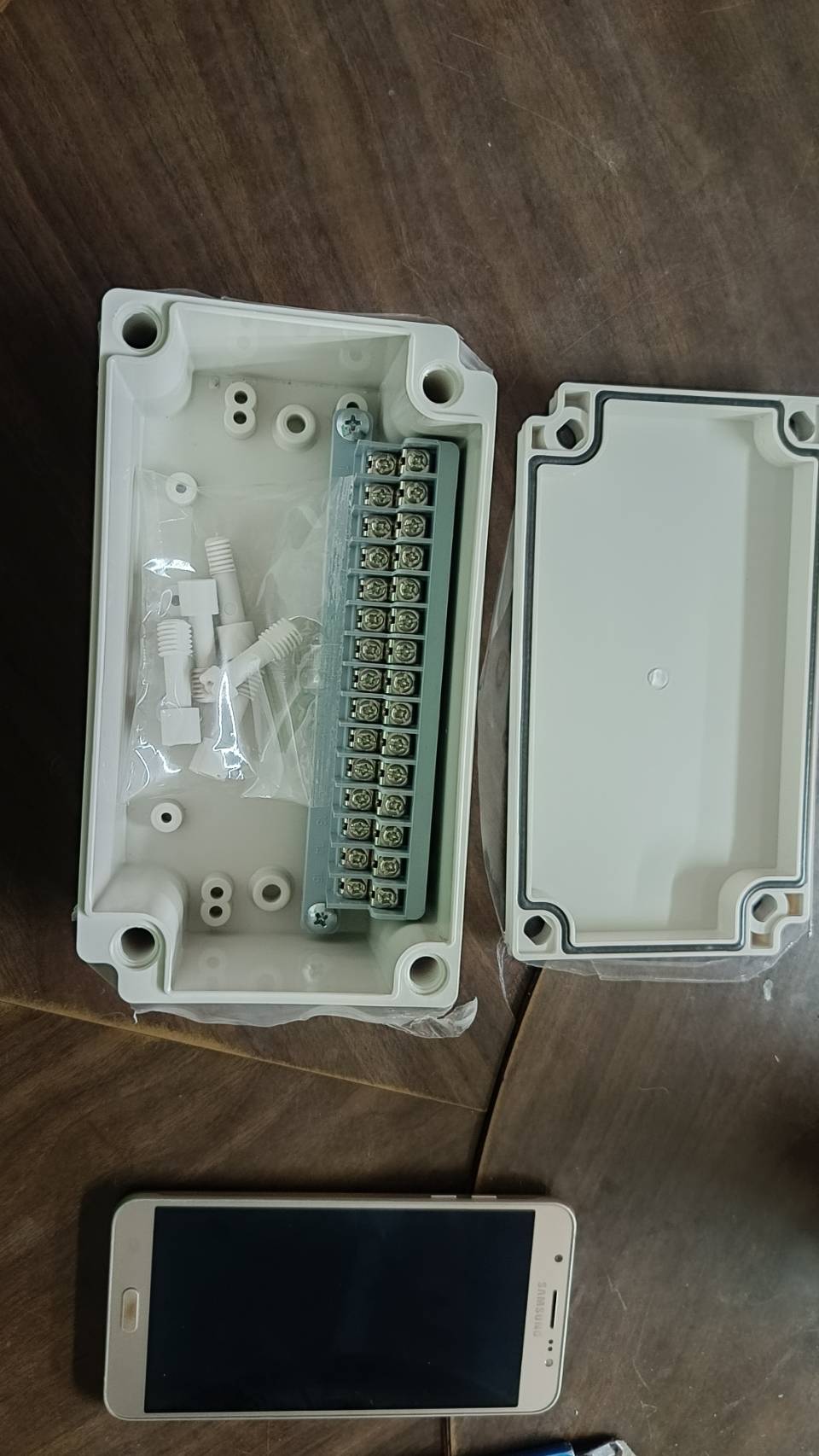 TIBOX TJ-15P-S กล่องพลาสติก พร้อมเทอร์มินอลบล็อก 15 ช่อง IP66 ขนาด 100x180x75 mm