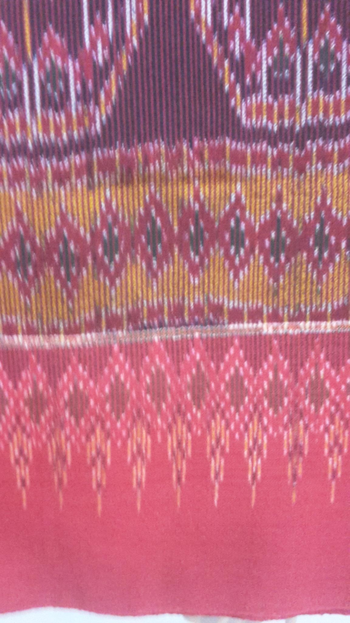 ผ้าซิ่นตีนแดง ผ้าฝ้ายตีนแดง ผ้าทอพื้นเมืองบุรีรัมย์ ลายกุหลาบเชิงมาลัยซีกอัปสรา ขนาด1.2× 2 เมตร ราชินีผ้าฝ้าย