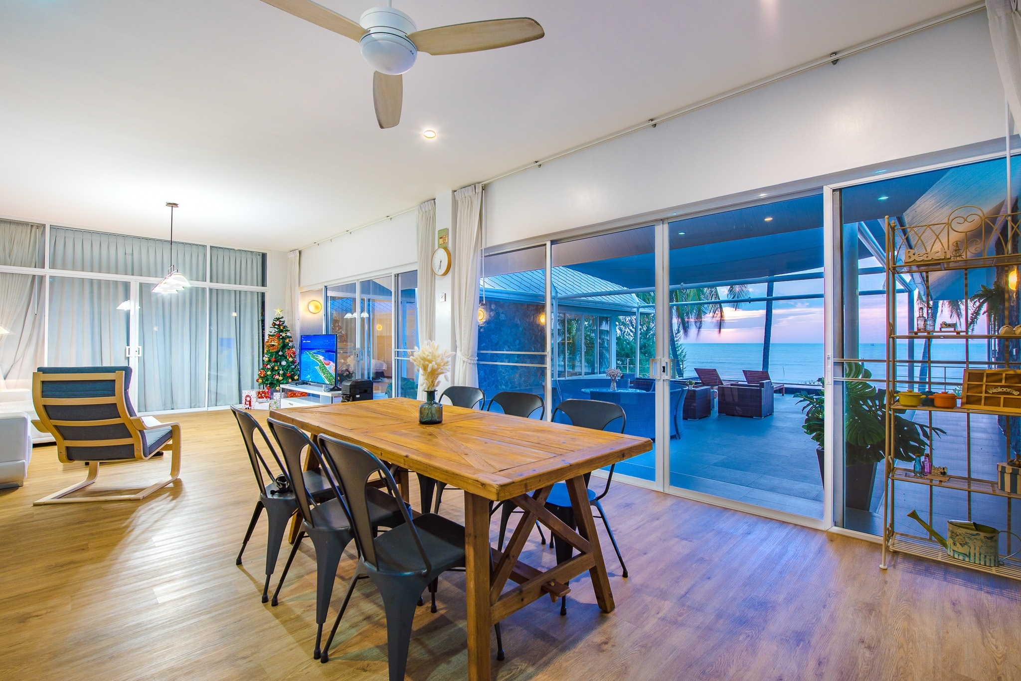 HR15044 บ้านพักติดทะเล กุยบุรี The Cozy Beach Villa