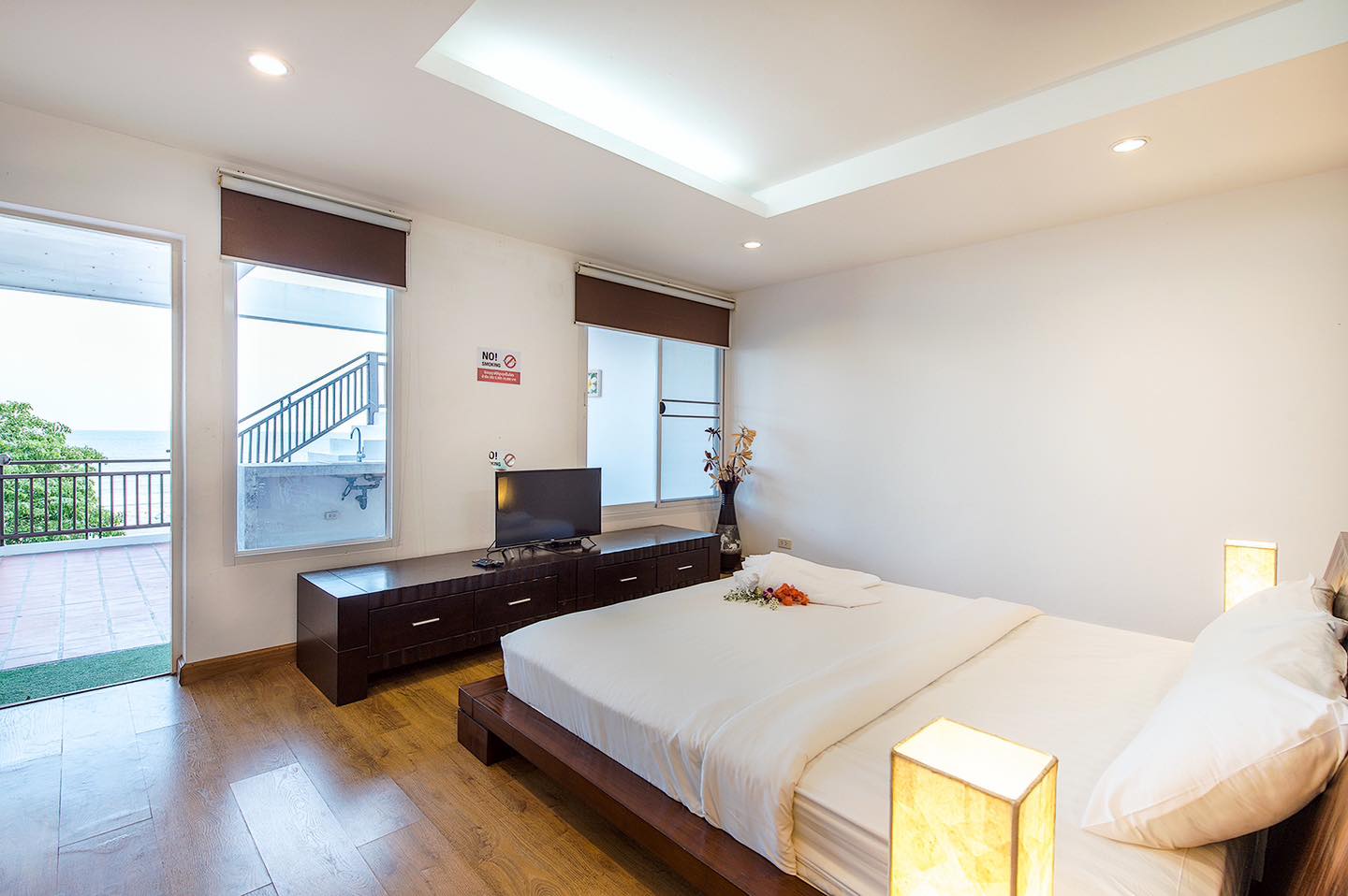 HR15072 บ้านพักติดทะเล The White Beach Villa Pranburi