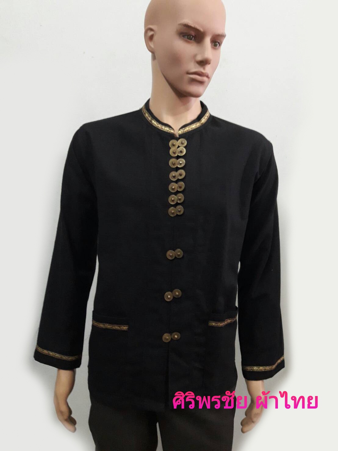 เสื้อผ้าไทยชายผ้าพื้นเมืองสีดำ เสื้อผ้าฝ้ายชายแต่งผ้าขลิบลายและปักผ้าด้นมือแต่งดระดุมเหรียญ เสื้อผ้าฝ้ายซินมัยชายม้อฮ่อมแต่งเหรียญ