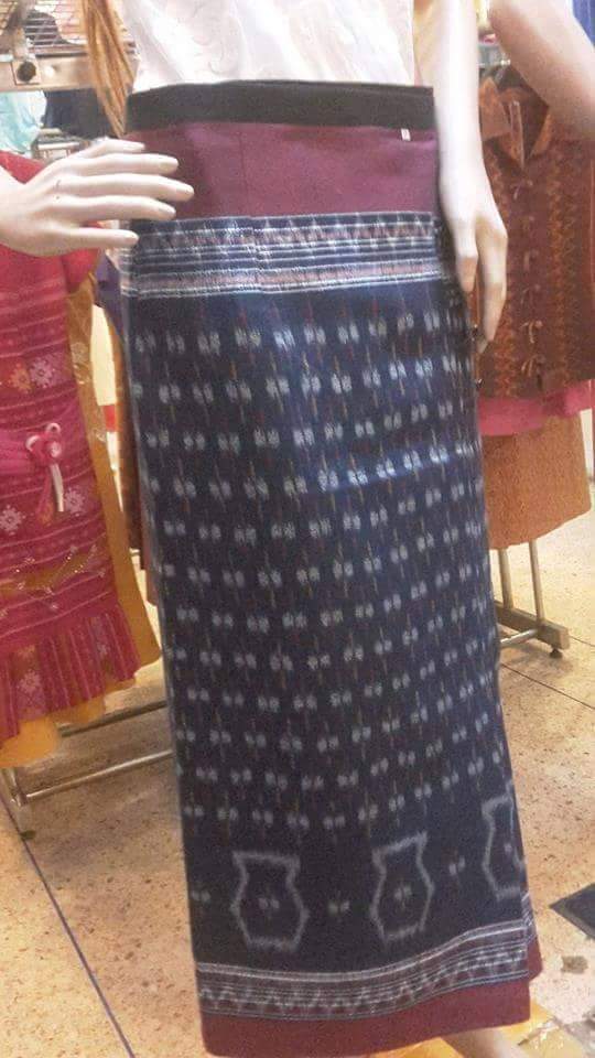 ผ้าถุงผ้าฝ้าย มัดหมี่ย้อมคราม ลายลูกแก้วในตัว หัวตีนแดงผืนเดียวไม่ตัดต่อตีน ผ้ามัดหมี่ตีนแดง ผ้าซิ่นตีนแดง.ผ้าถุงสำเร็จรูป