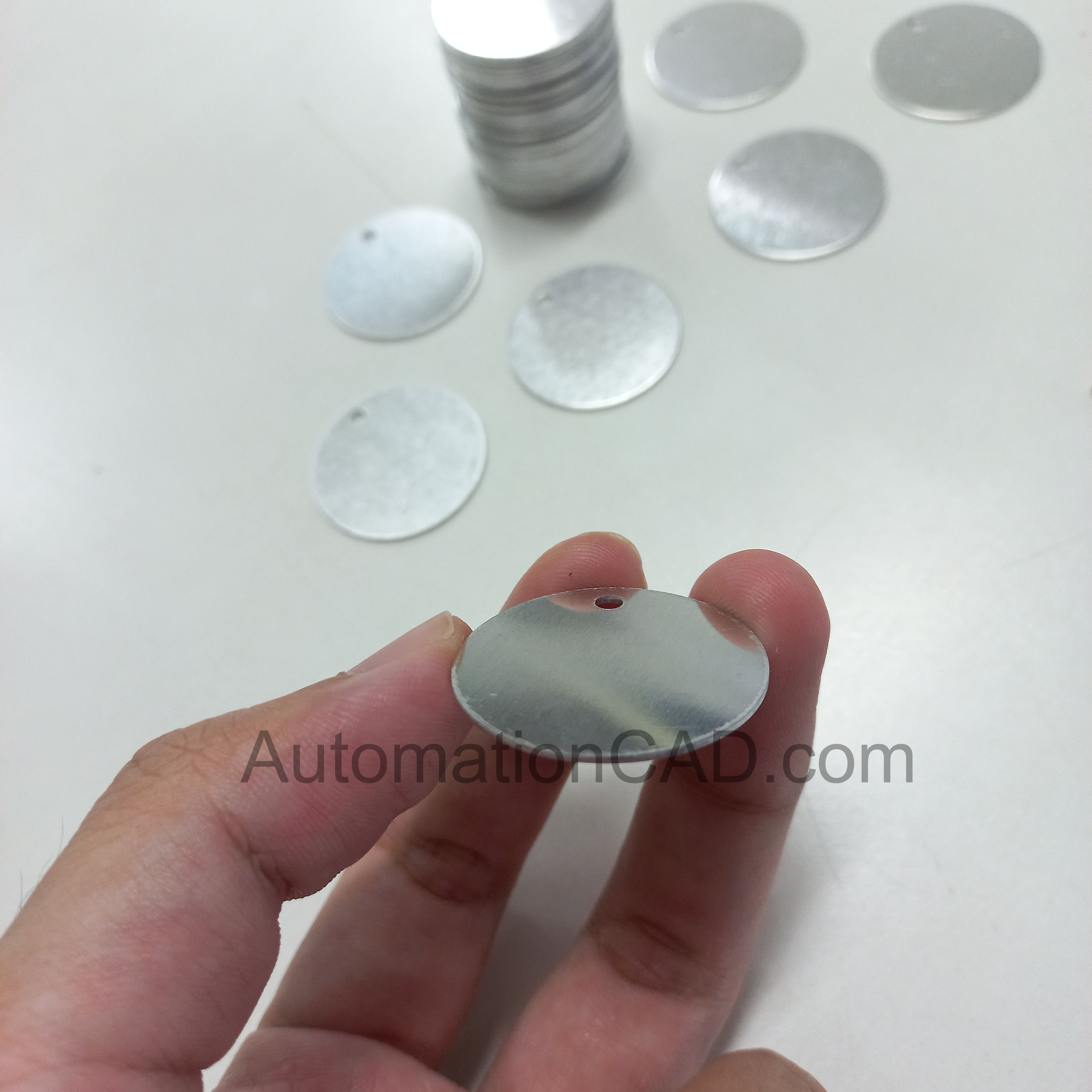 แท็กอะลูมิเนียม แบบกลม เส้นผ่าศูนย์กลาง 3 เซนติเมตร หนา 1 mm ป้ายแท็ก Name Tag ป้ายชื่อ