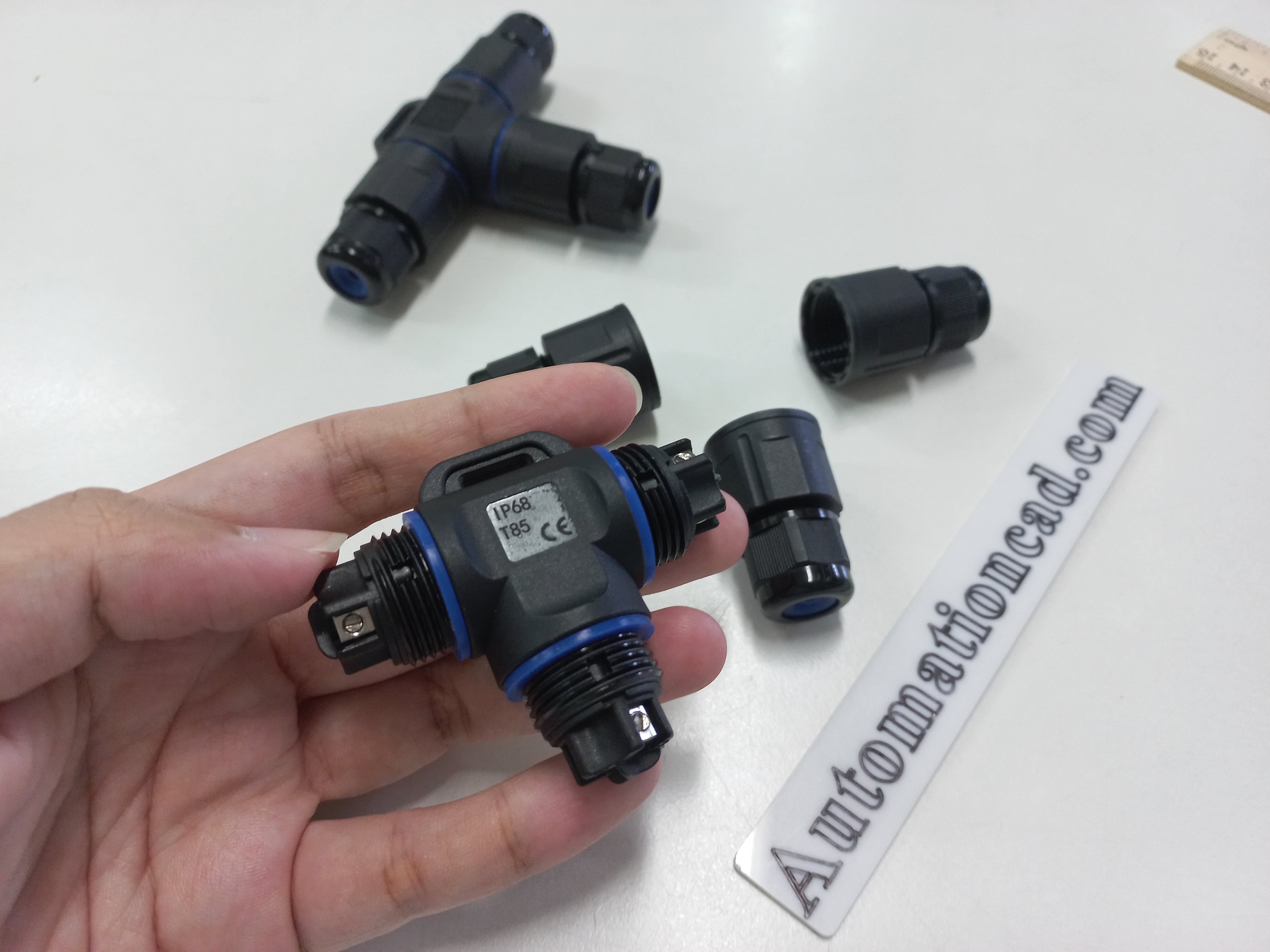 ข้อต่อสายไฟกันน้ำ แบบตัว T ใช้กับสายไฟฟ้า ขนาด 0.3 ถึง 1.5 mm² 3 เส้น แบบขันน็อต