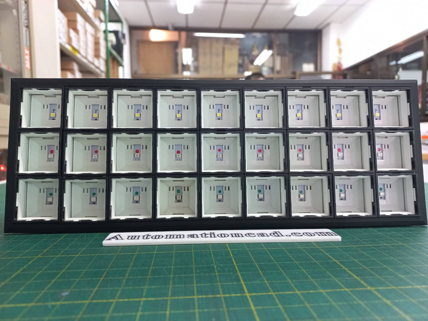 SLC40N IDEC Annunciator 3 แถว 9 คอลัมน์ 24V 40x40 mm. ไฟสีขาว 9ช่อง สีแดง 9ช่อง สีเขียว 9ช่อง