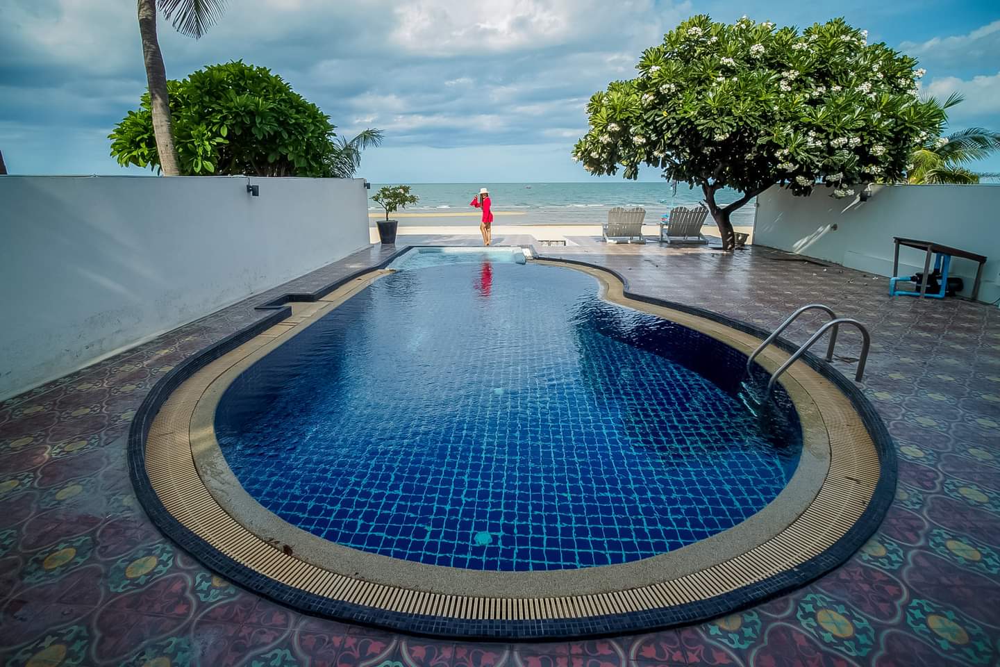 HR15007 บ้านพักติดทะเล บลูร็อค วิลล่า แอทปราณฯ บ้านเดี่ยวติดทะเล สระส่วนตัว เดินลงทะเลได้เลย