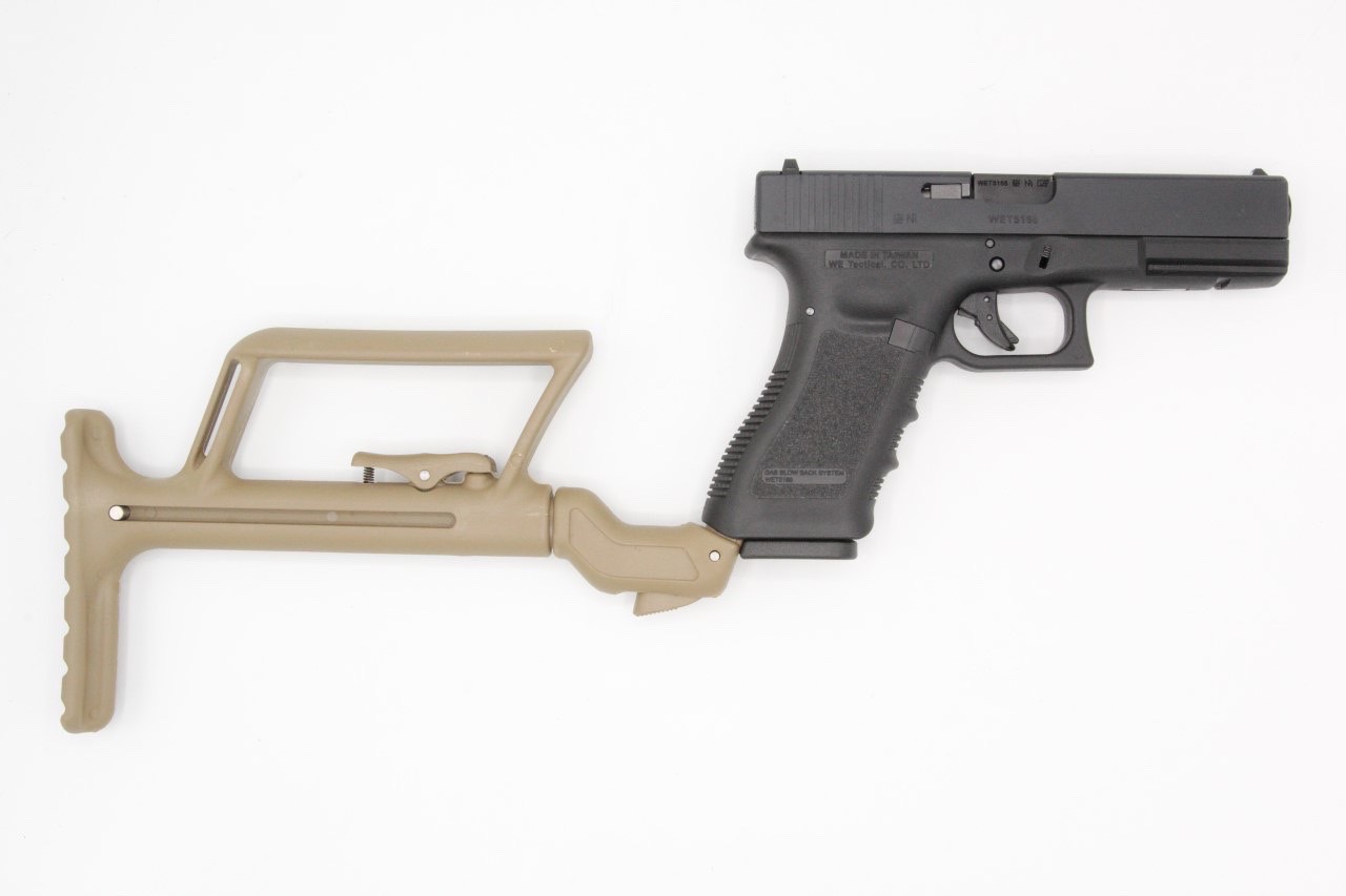 Slong G-Kriss XI Glock Kition กริ๊ปทรงเดียวกับปืน Kriss Vector ใช้ติดตั้งได้พอดีกับปืน Glock 17 18 19 23 34 35 ทำจากพลาสติกเนื้อเหนียว เสริมรางไว้สำหรับติดอุปกรณ์ มีช่องสำหรับเก็บแม็กสำรอง เหมาะสำหรับปืน Glock ที่เสริมพานท้าย ช่วยให้ทำให้จับได้กระชับมากขึ