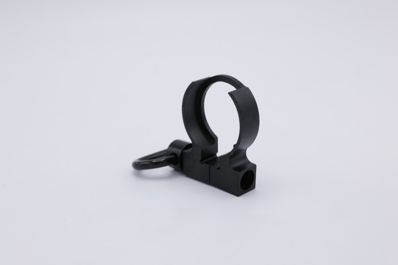 หูช้างครอบแหวนล็อคแกนพานท้าย (หูช้างปลดไว) Clamp On QD Sling Swivel สำหรับแกนพานท้ายปืนตระกูล M4/M16 หรือปืนที่ใช่แกนพานท้ายขนาดเดียวกัน คุณสมบัติ : #น้ำหนักเบา แข็งแรงทนทาน #ติดตั้งง่าย ไม่ต้องถอดแกนพานท้าย เพียงแค่ครอบทับแหวนล็อคแกนพานท้าย #มาพร้อมหูกวิ