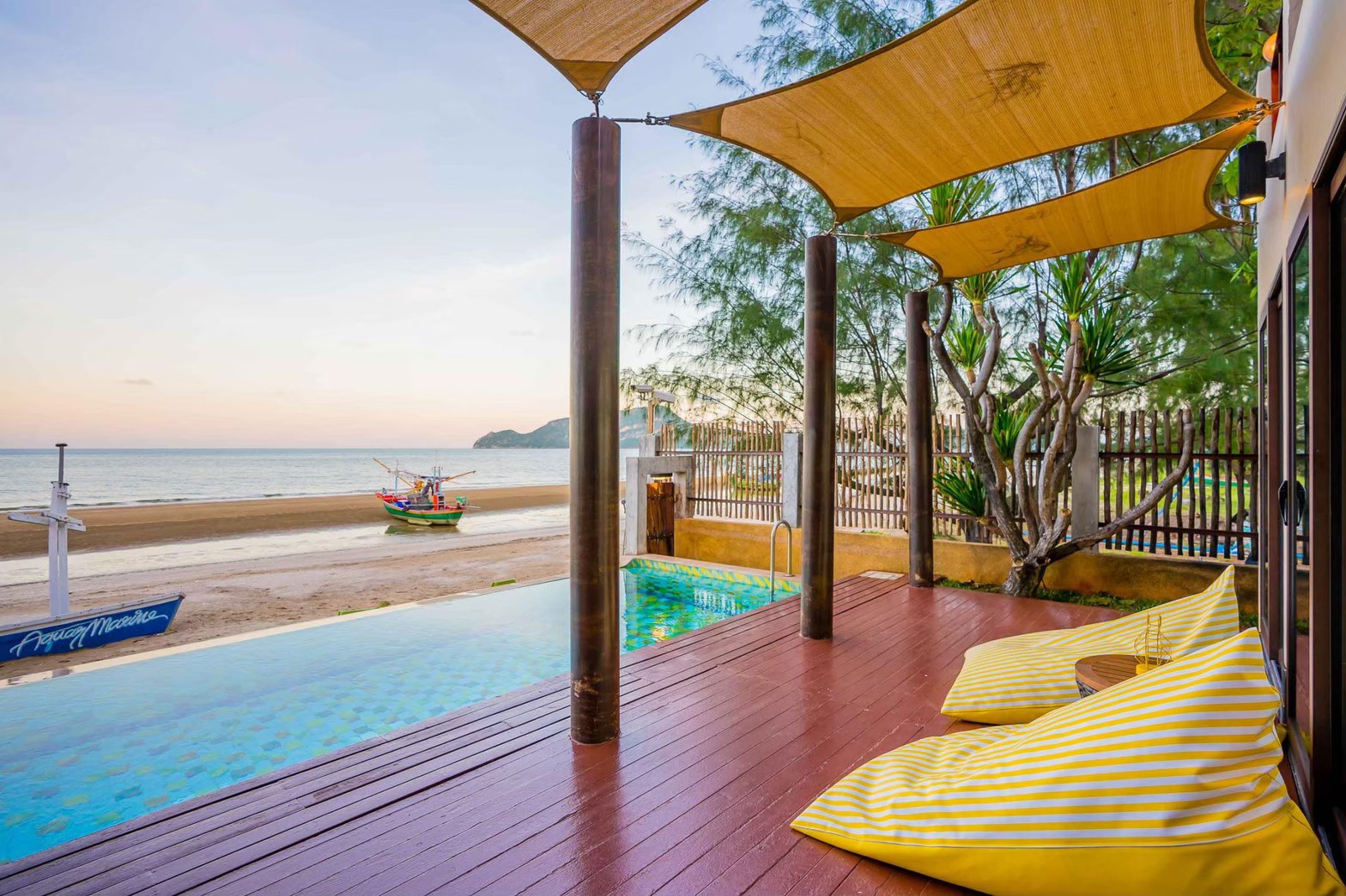 HR15064 บ้านพักติดทะเล The Ocean Beach Villa, Sam Roi Yod.