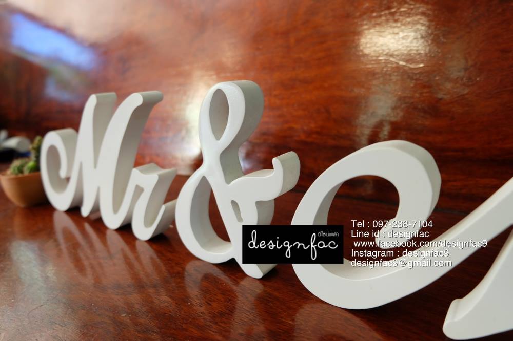 ตัวอักษรพลาสวูดแบบตั้งโต๊ะ Mr&Mrs สีขาว พร็อพงานแต่ง