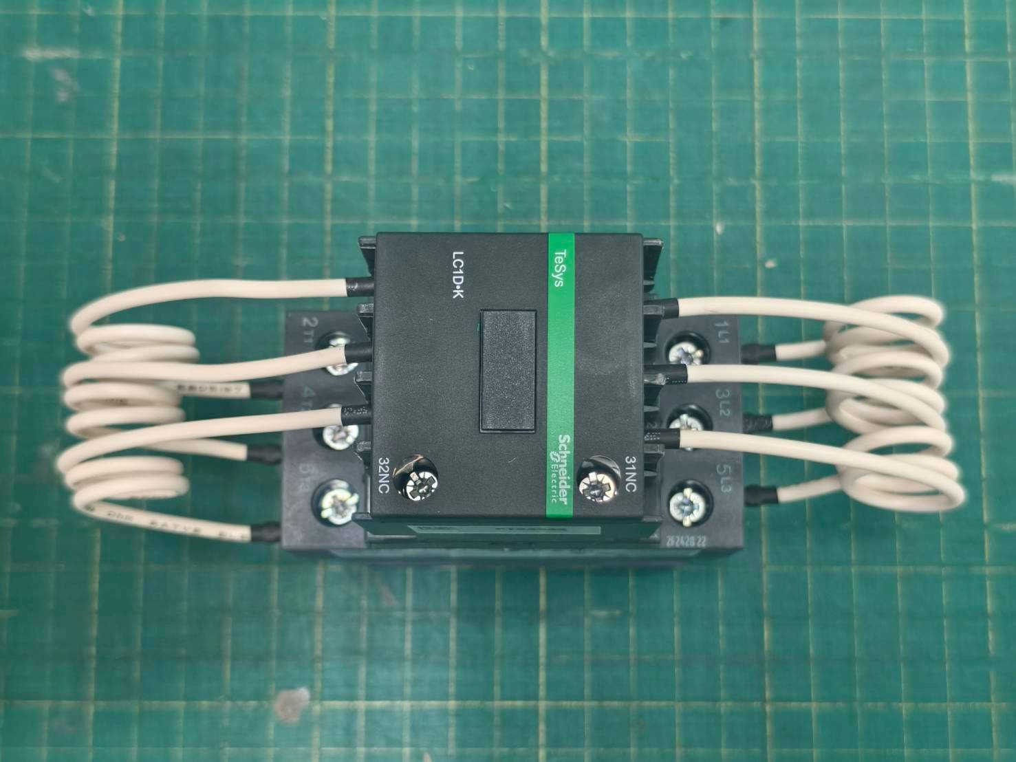 LC1DMKM7 คอนแทคเตอร์สำหรับคาปาซิเตอร์ SCHNEIDER Capacitor contactor LC1D09M7 coil 220VAC 25kVAR at 400/415V