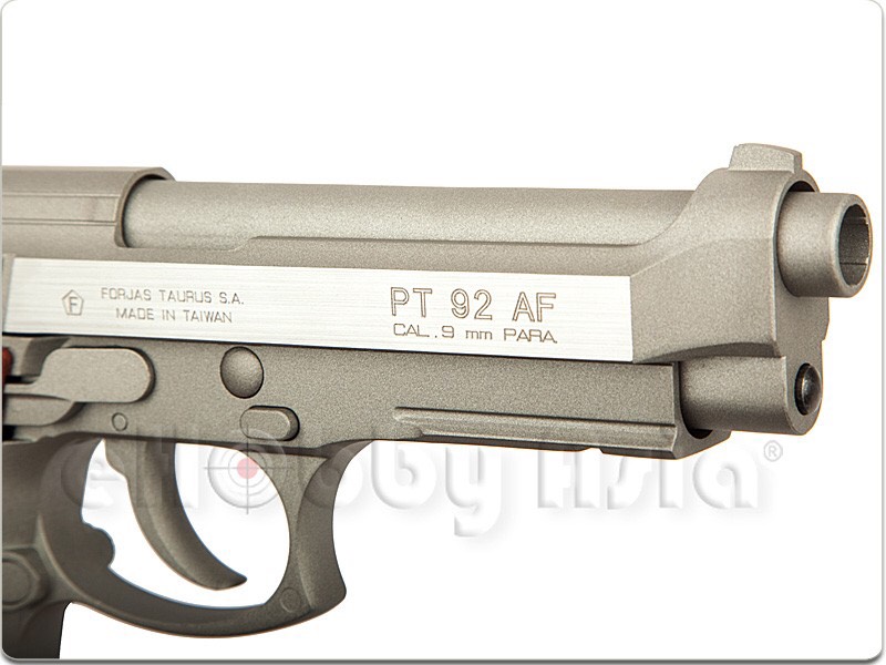 New.Cybergun TAURUS PT92 CO2 GBB (Hairline Silver) ไซเบอร์กัน ทอรัส พีที92 ระบบแก็สCo2 สำหรับPT92 นี้ จะคล้ายกับตัวโคล มาร์คโฟร์ ที่มีการถอดแบบจากปืนจริง ทั้งในเรื่องสีและมาร์คกิ้ง ลิขสิทธิ์แท้จากโรงงาน มาร์คกิ้งสมจริง ระบบการยิงเป็นเซมิออโตเมติก และฟลูออ