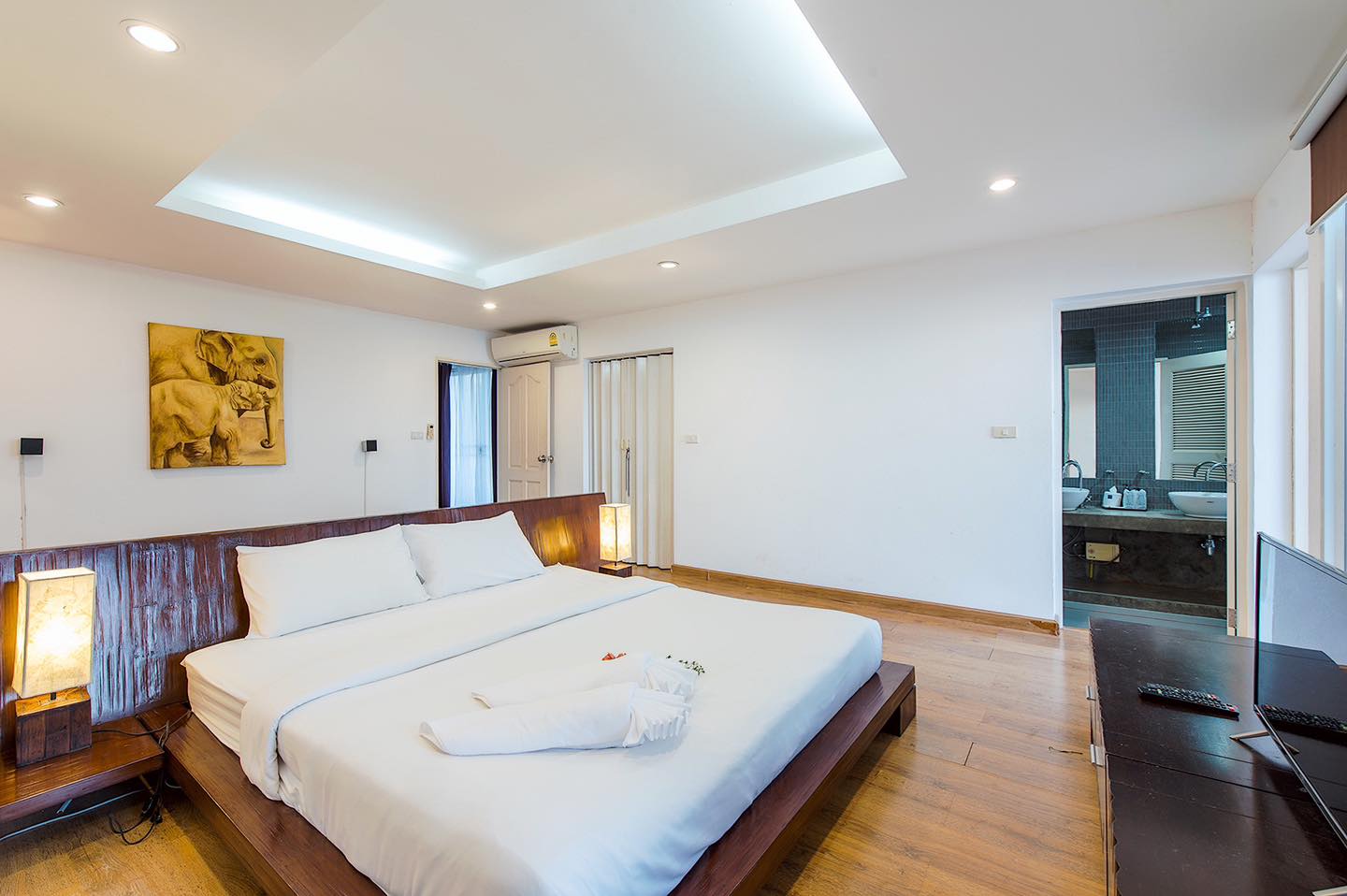 HR15072 บ้านพักติดทะเล The White Beach Villa Pranburi