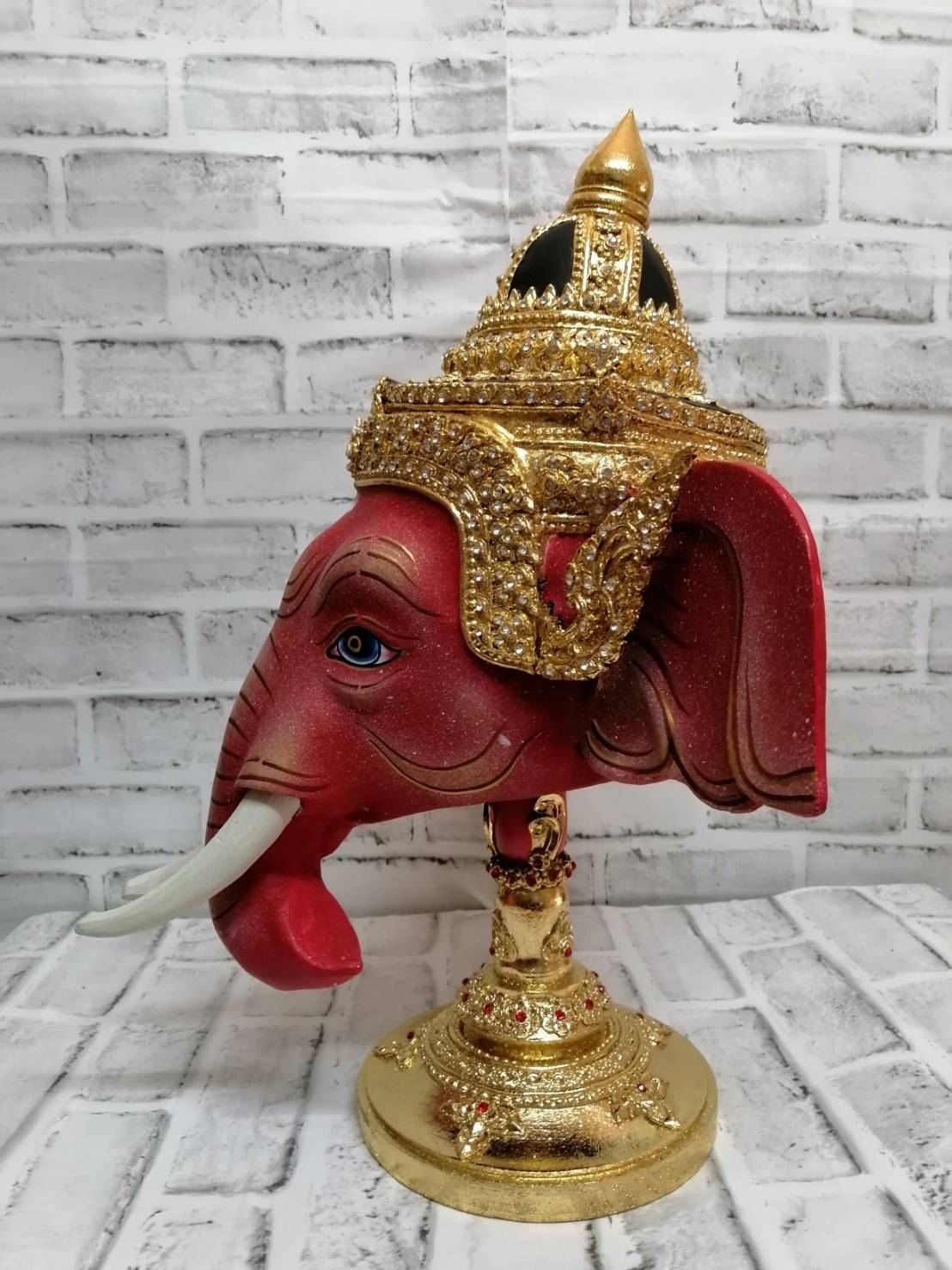 พระพิฆเนศ ขนาดกลาง เกรดพรีเมี่ยม (ขนาดผลส้มโอ) พร้อมฐานไม้กลึงตีลายปิดทองประดับเพชร