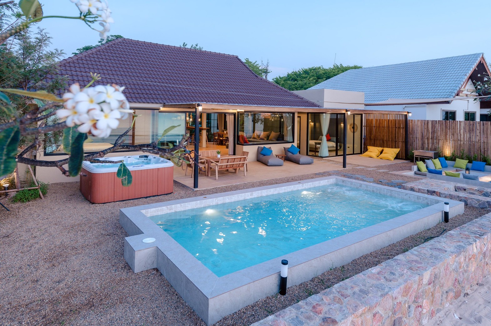 HR15055 บ้านพักติดทะเล The Coastal Vista Beach Villa