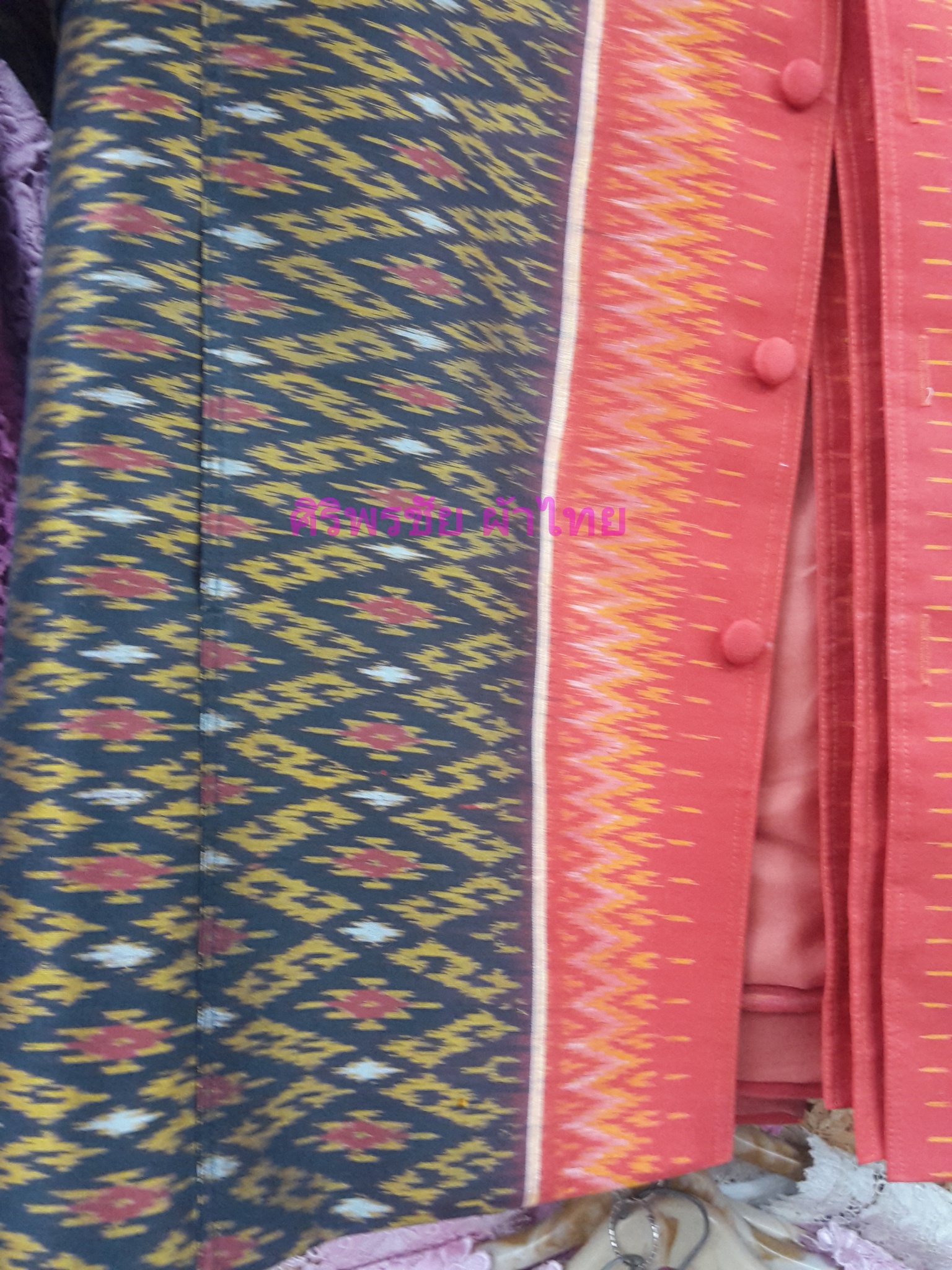 เสื้อสูทชายไหมแท้มัดหมี่ตีนแดง เสื้อสูทชายไหมแท้ สูทผ้าไทยชาย ซาฟารีผ้าไหมชาย สูทผ้าไหมมัดหมี่แท้สีแดงเลือดนกทอมือ5 สี ไหมมัดหมี่ทอมิ XL