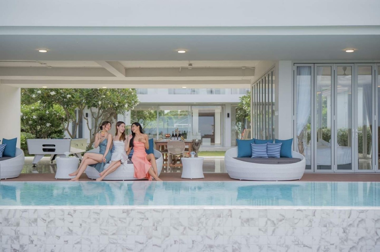 HR15049 บ้านพักติดทะเล The Breezy Beach Pool Villa Cha Am
