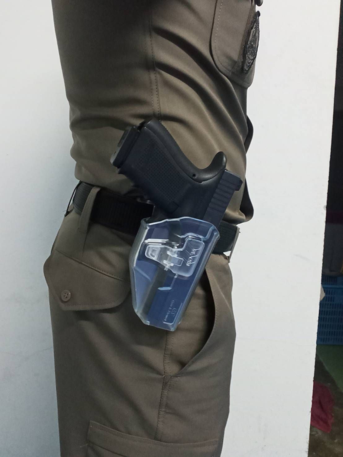 ซองปืนพกนอกชนิดใส Glock19 ( Gun&Flower OWB G19 Clear Holster ) 🔖ผลิตจากวัสดุ Polymer ชนิดใส แข็งแรง ทนทาน 🔖พกนอก ปลดล็อคนิ้วชี้ ใช้งานปลอดภัย 🔖ซองปืนสามารถหมุนปรับองศาได้ 🔖ตัวซองสามารถใช้กับเพลทลดต่ำของ IMI หรือแบรนด์อื่นๆ