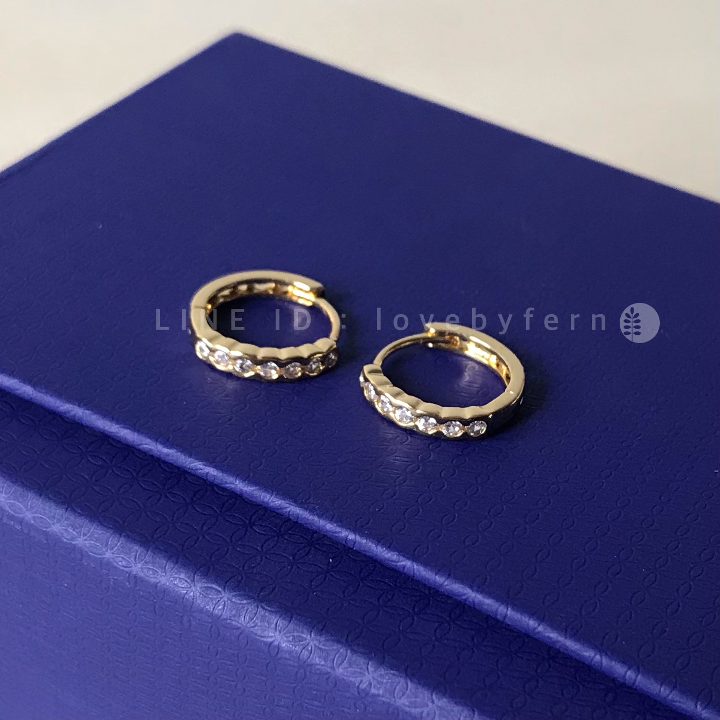 ต่างหูห่วงสีทอง ประดับเพชรขาวใส เพชรเล่นไฟสวยวิบวับ ขนาดวงใน 1.1 cm วงนอก 1.4 cm ไร้สารนิเกิ้ลและตะกั่ว ไม่คันไม่ระคาย งานคุณภาพดีเกินราคา สีไม่ลอกไม่ดำ งานคลาสสิคใส่ได้ทุกโอกาสกาลค่ะ