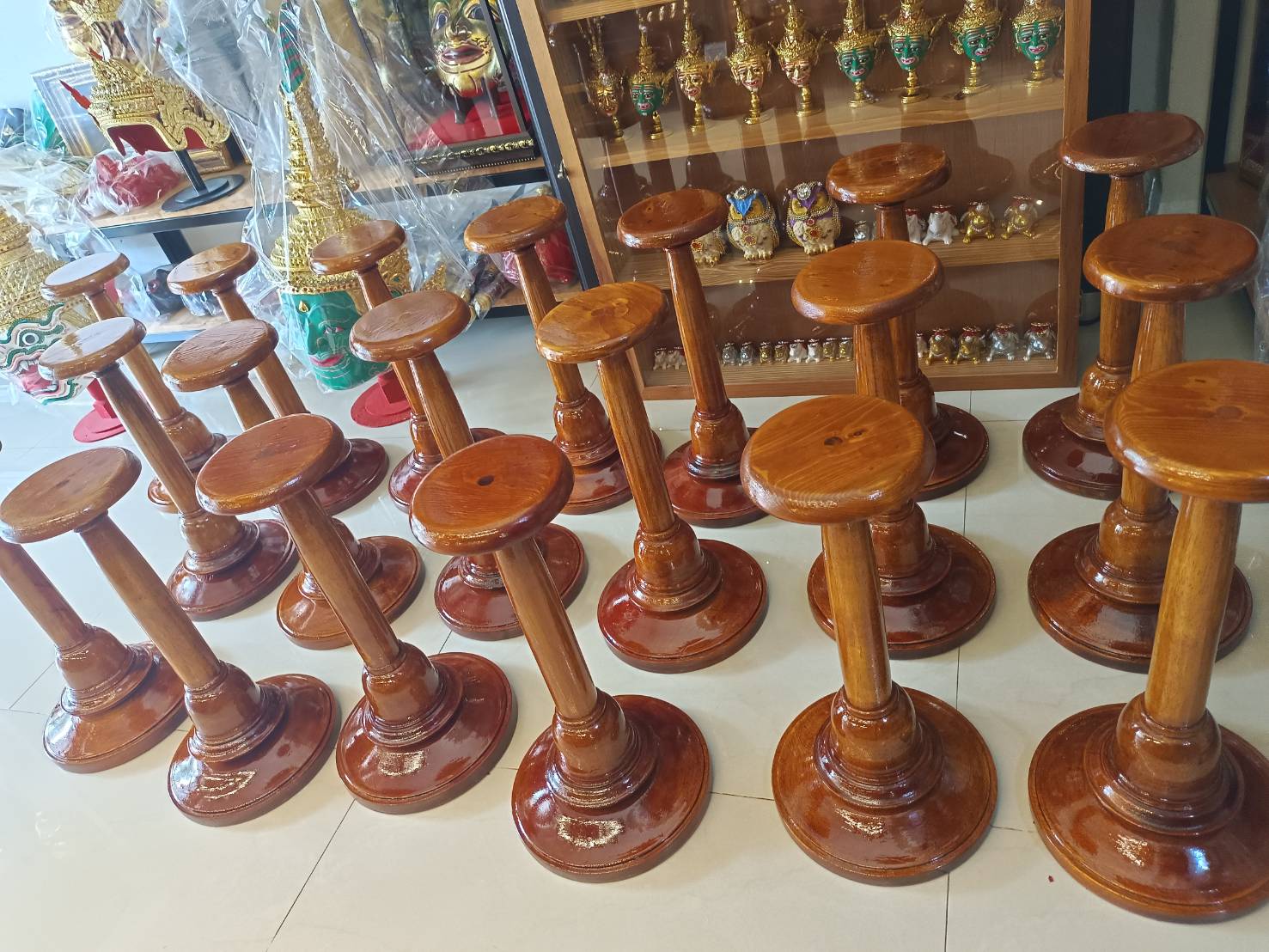 ฐานไม้กลึงลงชะแล็ก สำหรับวางหัวโขน เศียรครูขนาดครอบ สูง 16 นิ้ว